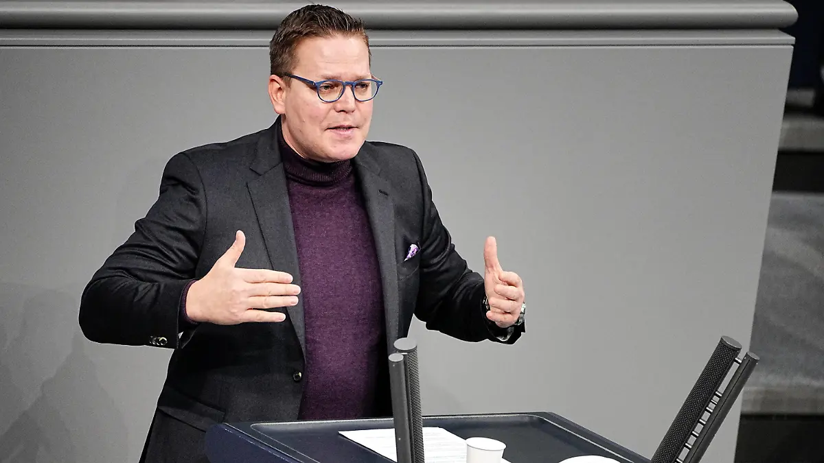 ARCHIV - 13.01.2022, Berlin: Tino Sorge (CDU), Mitglied des Deutschen Bundestages, spricht während der dreitägigen Debatte über die Politik der Ampel-Koalition im Bundestag. Der Gesundheitspolitiker wird von einem Vorgang im Herbst 2020 eingeholt. (zu dpa «CDU-Politiker fehlt im Bundestag und absolviert stattdessen Jagdkurs») Foto: Michael Kappeler/dpa +++ dpa-Bildfunk +++