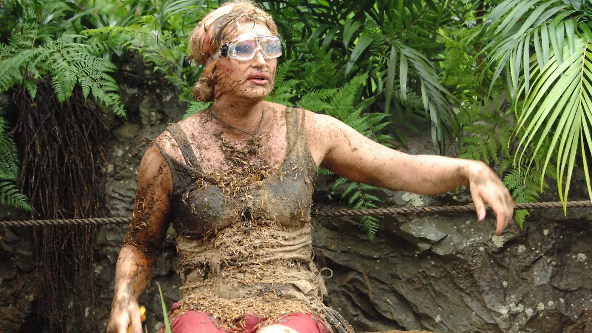 Tag 16 - Dschungelprüfung 16, Teil 3 - Olivia Jones, "Grenzerfahrung": Olivia Jones im 'Großen Finale' bei der letzten Dschungelprüfung dieser Staffel. Sie musste sich auf dem Rücken liegend an einem Seil durch einen Dschungel-Stollen ziehen in dem Sirup, Grillen, Mehlwürmer, Spinnen Ameisen und Kakerlaken auf sie fielen. Sie hat alle fünf Sterne finden können. # Foto: RTL / Stefan MenneVerwendung der Bilder für Online-Medien ausschließlich mit folgender Verlinkung: "Alle Infos zu "Ich bin ein Star - Holt mich hier raus!" im Special bei RTL.de: http://www.rtl.de/cms/sendungen/ich-bin-ein-star.htmlNUR ZUR EINMALIGEN VERÖFFENTLICHUNG ! KEINE WEITERGABE AN DRITTE ! KEINE VERWENDUNG NACH DEM 10.02.2013 !! KEINE ARCHIVIERUNG !Suchbegriff: Dschungelcamp