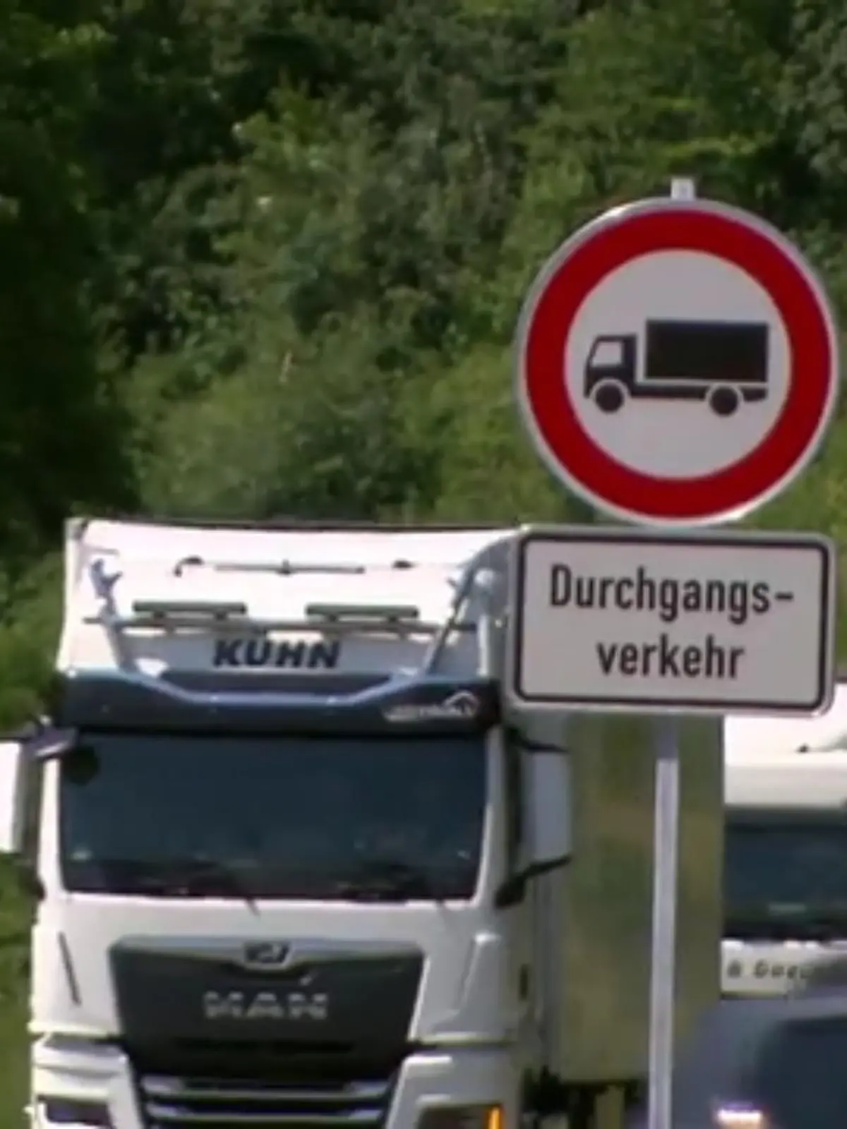 Für die stark belastete Stadt Lüdenscheid gilt ab morgen ein Durchfahrtsverbot für den Schwertransport. Durch die Sperrung der inzwischen gesprengten A45-Talbrücke Rahmede kam es in der Stadt und der Umgebung zu langen Staus, Abgas- und Lärmbelästigungen. Das Durchfahrtsverbot soll Entlastung bringen. Die Polizei kündigte dazu Kontrollen an.