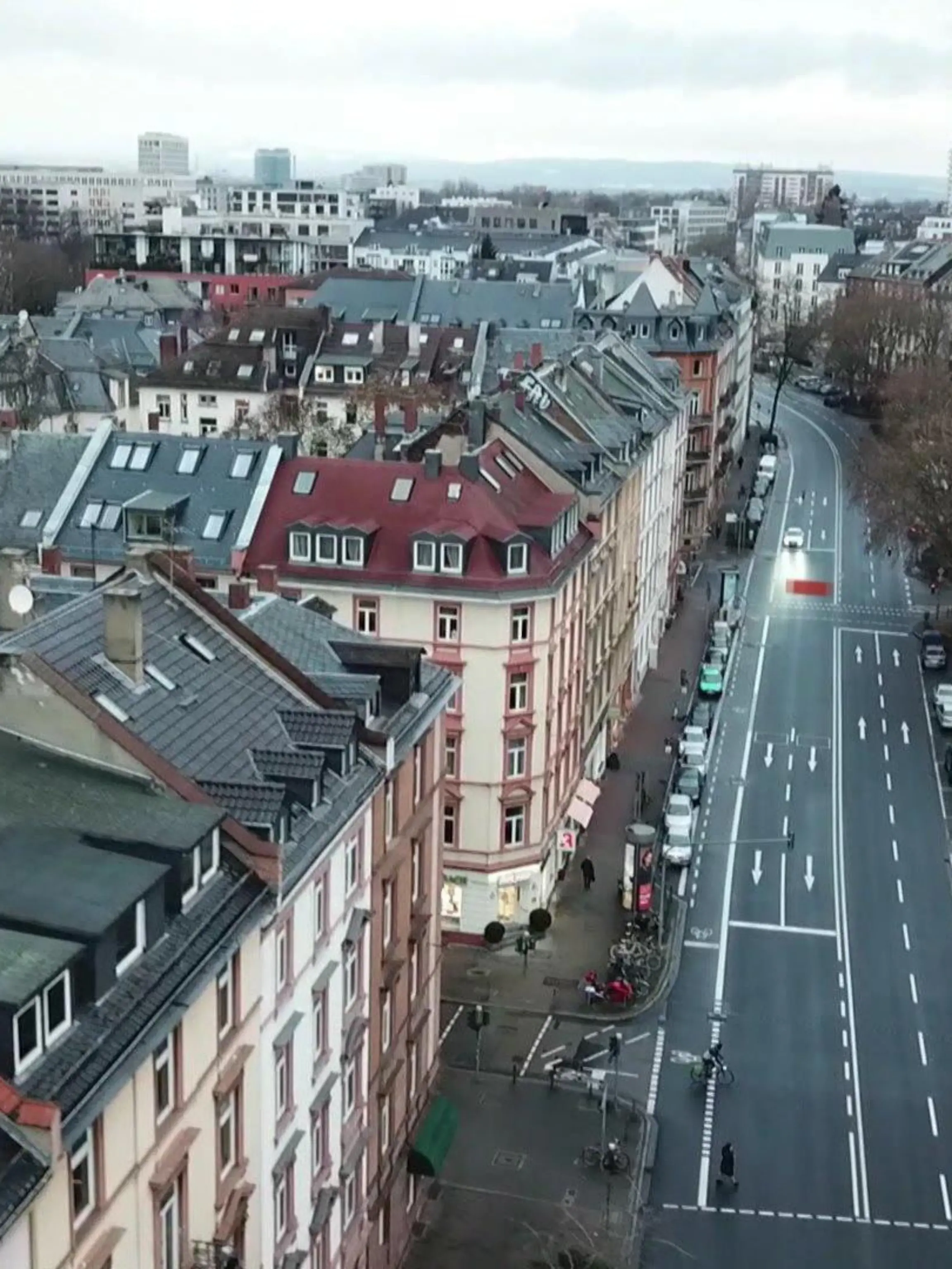Der jahrzehntelange Rückgang von Sozialwohnungen in Hessen sei gestoppt. 2021 habe es erstmals seit Mitte der 1990er Jahre wieder mehr Sozialwohnungen als im Vorjahr gegeben, sagt Wirtschaftsminister Tarek Al-Wazir. Doch reicht das gegen Wohnungsmangel? RTL Hessen-Politikreporter Benjamin Holler berichtet.