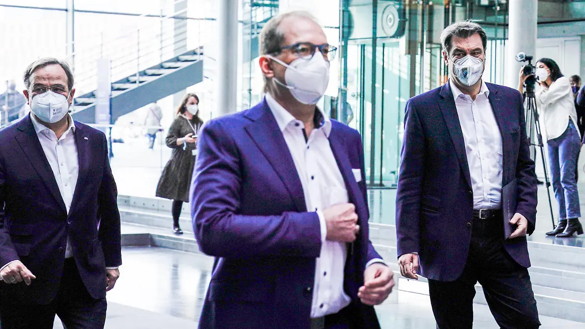 Klausurtagung des Geschaeftsfuehrenden Vorstands der CDU/CSU Bundestagsfraktion 11.04.2021, Berlin, Armin Laschet MdL, Ministerpraesident von Nordrhein-Westfalen, Vorsitzender der CDU gemeinsam mit Dr. Markus Soeder Ministerpraesident des Freistaat Bayern und Alexander Dobrindt MdB Vorsitzender der CSU-Landesgruppe im Deutschen Bundestag auf dem Weg zur Pressekonferenz zur Klausurtagung des Geschaeftsfuehrenden Vorstands der CDU/CSU in der Paul-Loebe-Haus in Berlin Berlin Berlin Deutschland *** Closed meeting of the executive committee of the CDU CSU parliamentary group 11 04 2021, Berlin, Armin Laschet MdL, State Premier of North Rhine-Westphalia, Chairman of the CDU together with Dr Markus Soeder State Premier of Bavaria and Alexander D