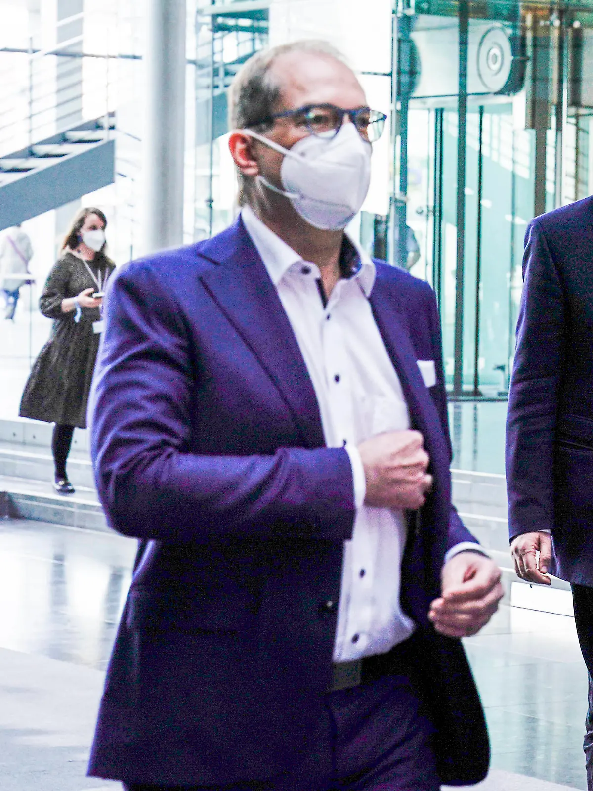  Klausurtagung des Geschaeftsfuehrenden Vorstands der CDU/CSU Bundestagsfraktion 11.04.2021, Berlin, Armin Laschet MdL, Ministerpraesident von Nordrhein-Westfalen, Vorsitzender der CDU gemeinsam mit Dr. Markus Soeder Ministerpraesident des Freistaat Bayern und Alexander Dobrindt MdB Vorsitzender der CSU-Landesgruppe im Deutschen Bundestag auf dem Weg zur Pressekonferenz zur Klausurtagung des Geschaeftsfuehrenden Vorstands der CDU/CSU in der Paul-Loebe-Haus in Berlin Berlin Berlin Deutschland *** Closed meeting of the executive committee of the CDU CSU parliamentary group 11 04 2021, Berlin, Armin Laschet MdL, State Premier of North Rhine-Westphalia, Chairman of the CDU together with Dr Markus Soeder State Premier of Bavaria and Alexander D