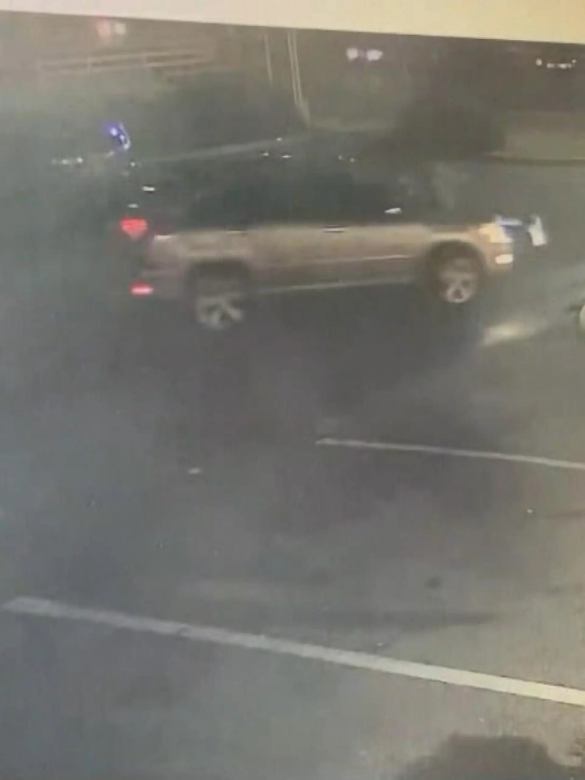 Dieses Video stammt aus Washington Township im US-Bundesstaat New Jersey. Autodiebe fahren mit einem Lexus davon, der Besitzer wirft sich auf die Motorhaube um sie zu stoppen.