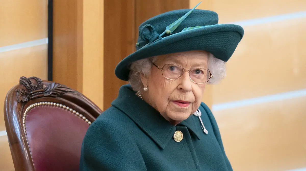 ARCHIV - 02.10.2021, Großbritannien, Edinburgh: Königin Elizabeth II. von Großbritannien sitzt im Plenarsaal des schottischen Parlaments in Edinburgh. Mit einer Armbrust bewaffnet wurde am ersten Weihnachtstag ein 19-Jähriger auf dem Gelände der Queen-Residenz Schloss Windsor gefasst - jetzt legt ein Videoclip nahe, dass der junge Mann die britische Königin Elizabeth II. (95) ermorden wollte. (zu dpa «Bericht: Bewaffneter Eindringling mit Morddrohung gegen Queen») Foto: Jane Barlow/PA Wire/dpa +++ dpa-Bildfunk +++