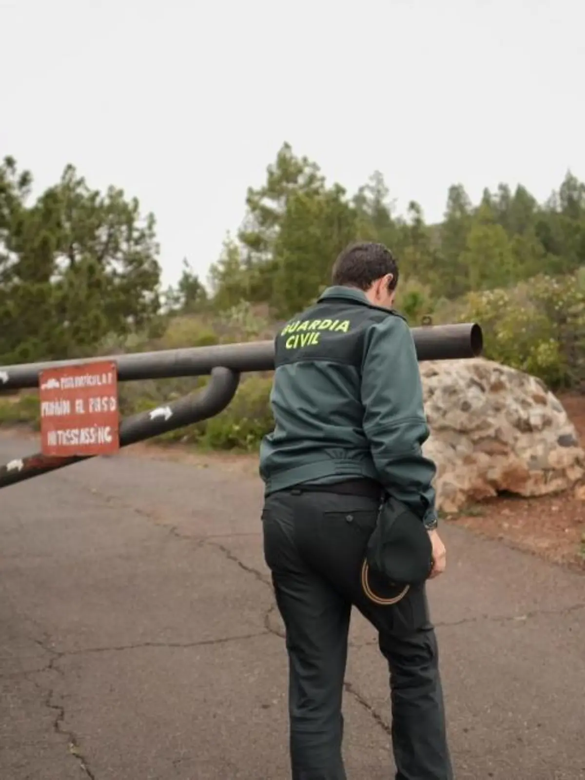 HANDOUT - 24.04.2019, Spanien, Santa Cruz de Tenerife: Auf diesem von der spanischen Zeitung «El Dia» zur Verfügung gestellten Bild nimmt ein Offizier der Guardia Civil an einer großen Suchaktion einer Frau aus Deutschland und ihres zehn Jahre alten Sohnes teil. Beide als vermistt gemeldeten Deutschen wurden in der Höhle nahe der Gemeinde Adeje tot gefunden. (Bestmögliche Qualität.) Foto: Andres Gutierrez/El Día/dpa - ACHTUNG: Nur zur redaktionellen Verwendung im Zusammenhang mit der aktuellen Berichterstattung und nur mit vollständiger Nennung des vorstehenden Credits +++ dpa-Bildfunk +++