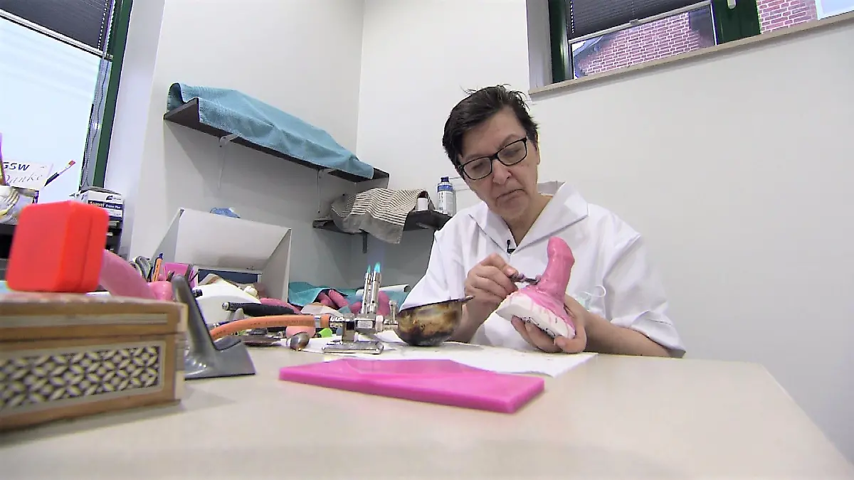 Epithetikerin Sofia Koskeridou stellt in ihrer Werkstatt Geschlechts-Prothesen her.