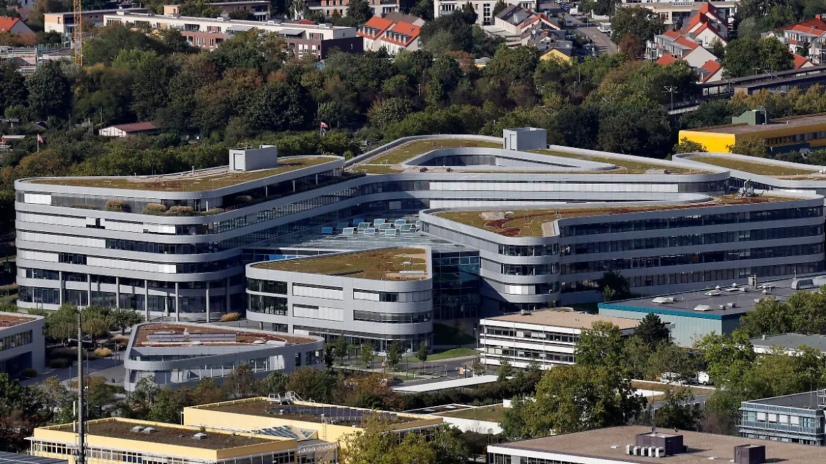 Die Zentrale der u.a. Stadtwerke Köln im Bürokomplex am Parkgürtel gesehen vom Colonius aus. (Themenbild, Symbolbild) Köln, 09.09.2020