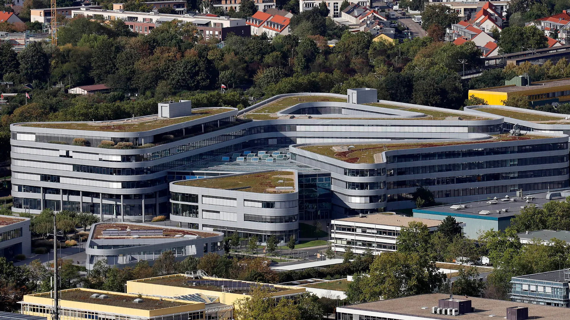 Die Zentrale der u.a. Stadtwerke Köln im Bürokomplex am Parkgürtel gesehen vom Colonius aus. (Themenbild, Symbolbild) Köln, 09.09.2020