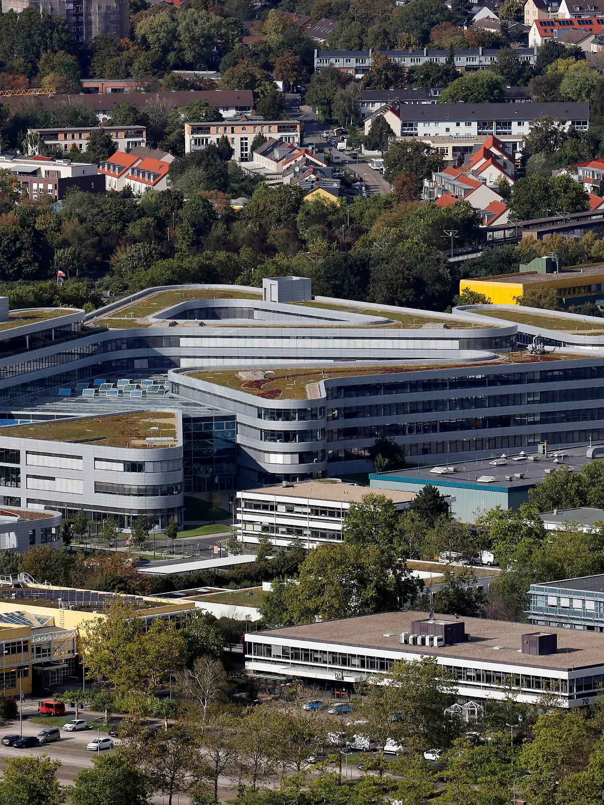 Die Zentrale der u.a. Stadtwerke Köln im Bürokomplex am Parkgürtel gesehen vom Colonius aus. (Themenbild, Symbolbild) Köln, 09.09.2020