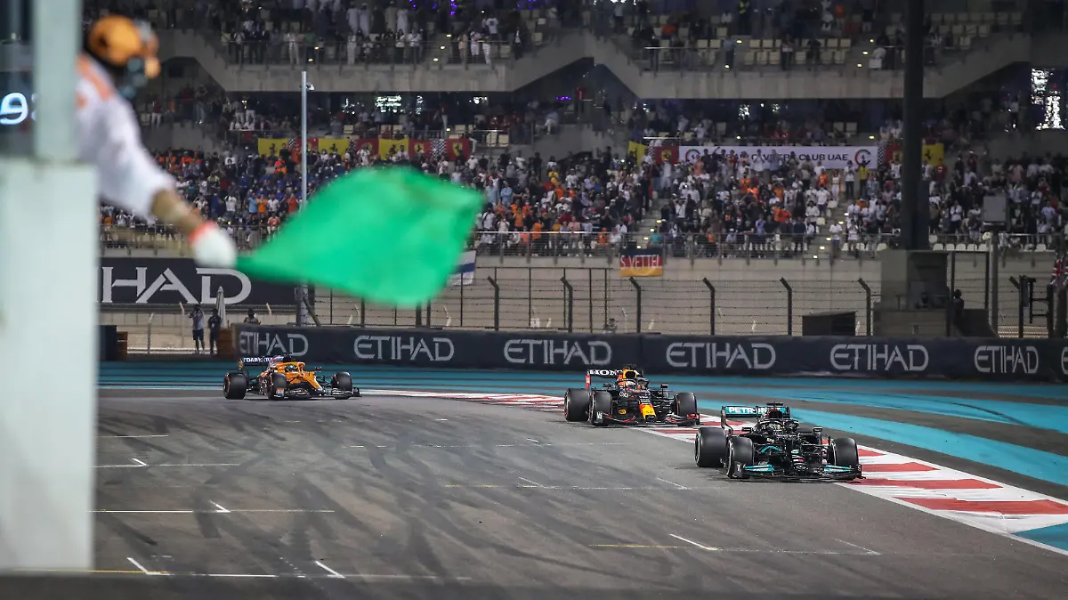 Sport Bilder des Tages Green flag for 44 HAMILTON Lewis gbr, Mercedes AMG F1 GP W12 E Performance, action and 33 VERSTAPPEN Max nld, Red Bull Racing Honda RB16B during the Formula 1 Etihad Airways Abu Dhabi Grand Prix 2021, 22th round of the 2021 FIA Formula One World Championship, WM, Weltmeisterschaft from December 10 to 12, 2021 on the Yas Marina Circuit, in Yas Island, Abu Dhabi - F1 - ABU DHABI GRAND PRIX 2021 - RACE DPPI/Panoramic PUBLICATIONxNOTxINxFRAxITAxBEL 20211212_GOODEN_FG0O0147