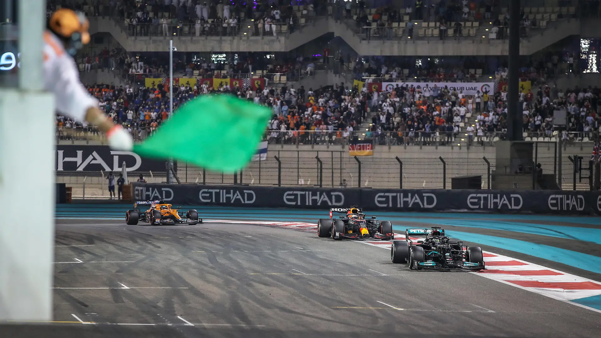 Sport Bilder des Tages Green flag for 44 HAMILTON Lewis gbr, Mercedes AMG F1 GP W12 E Performance, action and 33 VERSTAPPEN Max nld, Red Bull Racing Honda RB16B during the Formula 1 Etihad Airways Abu Dhabi Grand Prix 2021, 22th round of the 2021 FIA Formula One World Championship, WM, Weltmeisterschaft from December 10 to 12, 2021 on the Yas Marina Circuit, in Yas Island, Abu Dhabi - F1 - ABU DHABI GRAND PRIX 2021 - RACE DPPI/Panoramic PUBLICATIONxNOTxINxFRAxITAxBEL 20211212_GOODEN_FG0O0147
