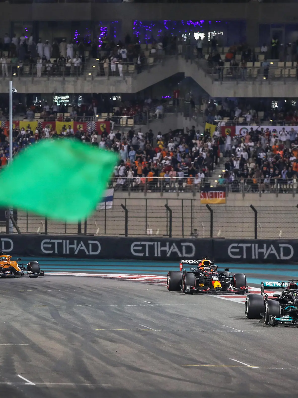 Sport Bilder des Tages Green flag for 44 HAMILTON Lewis gbr, Mercedes AMG F1 GP W12 E Performance, action and 33 VERSTAPPEN Max nld, Red Bull Racing Honda RB16B during the Formula 1 Etihad Airways Abu Dhabi Grand Prix 2021, 22th round of the 2021 FIA Formula One World Championship, WM, Weltmeisterschaft from December 10 to 12, 2021 on the Yas Marina Circuit, in Yas Island, Abu Dhabi - F1 - ABU DHABI GRAND PRIX 2021 - RACE DPPI/Panoramic PUBLICATIONxNOTxINxFRAxITAxBEL 20211212_GOODEN_FG0O0147