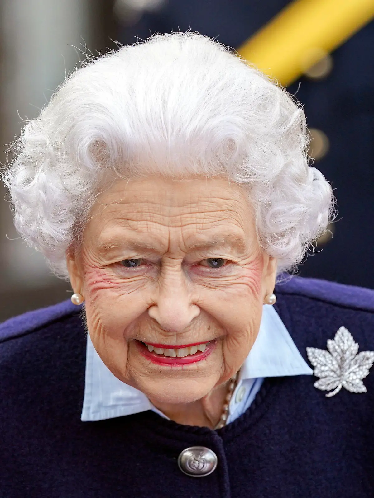 ARCHIV - 06.10.2021, Großbritannien, Windsor: Die britische Königin Elizabeth II. trifft Mitglieder des Royal Regiment of Canadian Artillery auf Schloss Windsor. (zu dpa "Monarchin wieder auf Reisen: Queen fliegt nach Sandringham") Foto: Steve Parsons/PA Pool/AP/dpa +++ dpa-Bildfunk +++