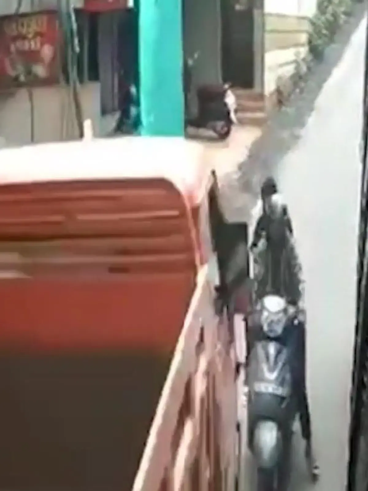 Bei einem Überholversuch in einer ländlichen Gegend in Indien wäre beinahe eine Tragödie passiert, bei der zwei Frauen zwischen einem Bus und einem Lastwagen umgekommen wären.