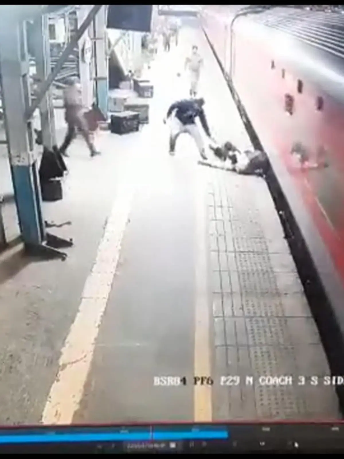 Dieser Mann hat einen Schutzengel! An einem Bahnhof in Mumbai versucht er in einen fahrenden Zug einzusteigen. Bei dem Versuch bleibt er hängen, der Zug schleift den Mann einige Meter mit. Sofort eilen drei Personen zur Hilfe und retten den blinden Passagier.