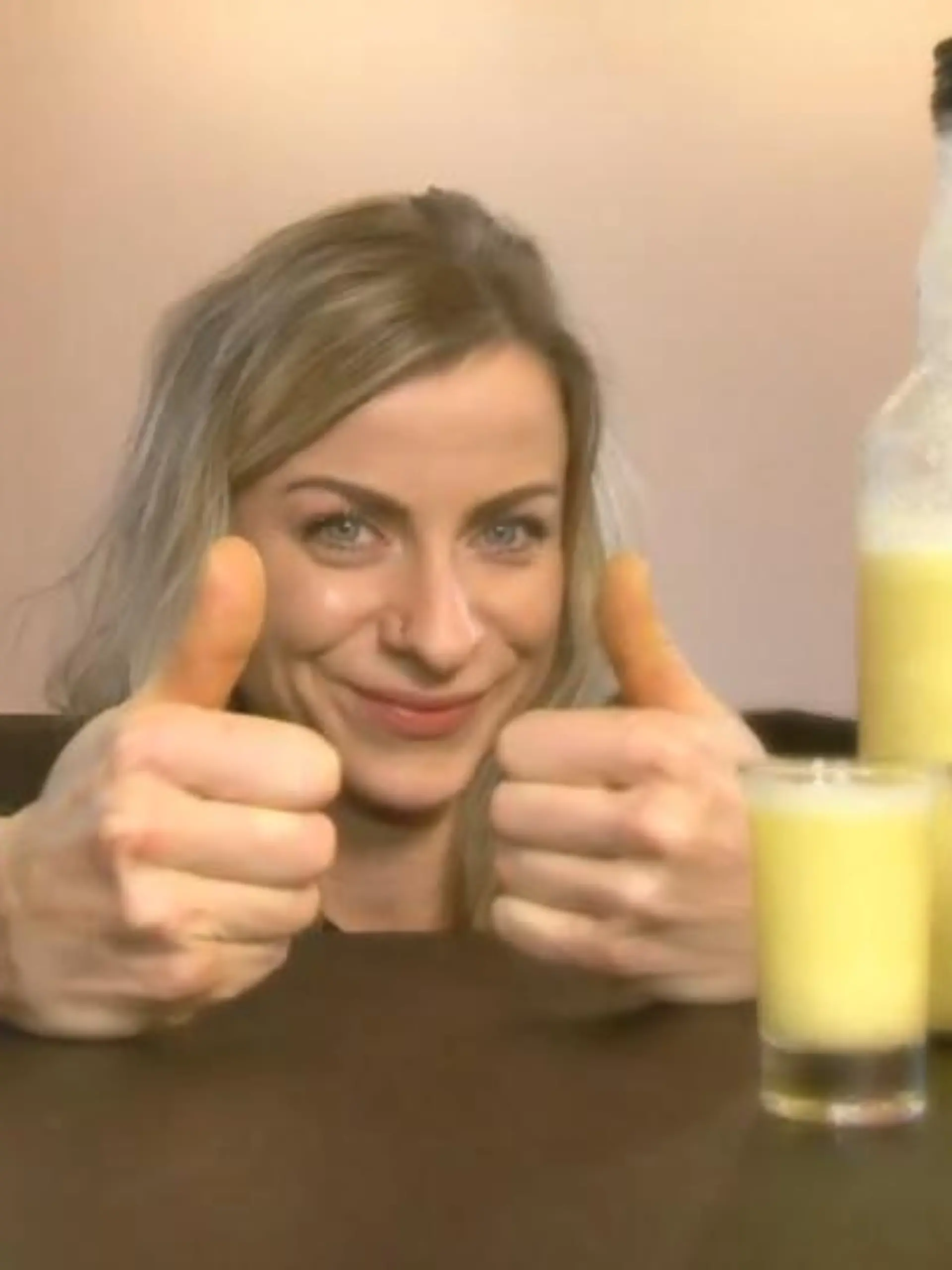 Wichtige Nährstoffe, Vitamine und Mineralien gebündelt in einem einzigen kleinen Shotglas! Dank der enthaltenen Inhaltsstoffe werden die Abwehrkräfte gestärkt und man wird Schritt für Schritt widerstandsfähiger gegen Grippeviren und Bakterien. Der Nachteil: Im Supermarkt sind diese recht teuer: Pro Shot sind 2 Euro nicht unüblich. Wir stellen unsere Shots einfach selber her: So bekommen wir für 2 Euro eine ganze Wochenration. Hier sind die Rezepte dazu!