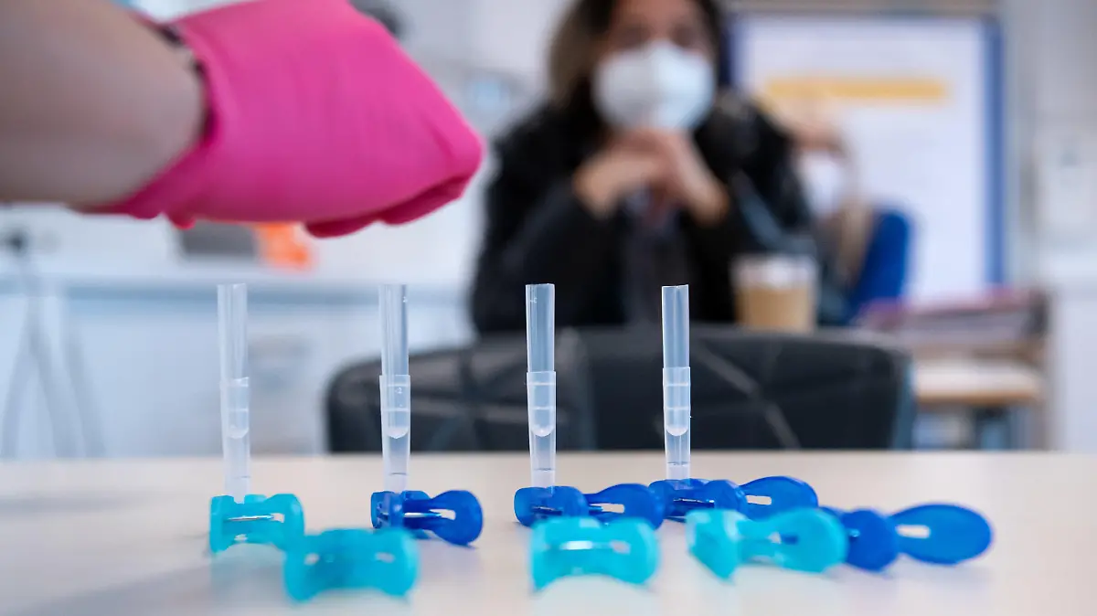 12.04.2021, Bayern, München: Eine Lehrerin an der städtischen Berufsschule für Zahnmedizinische Fachangestellte bereitet einen Corona-Schnelltests für ihre Klasse vor. Für die Teilnahme am Unterricht in den bayerischen Schulen in den Klassenräumen ist ab dem 12.04.2021 ein Corona-Test verpflichtend. Foto: Sven Hoppe/dpa +++ dpa-Bildfunk +++