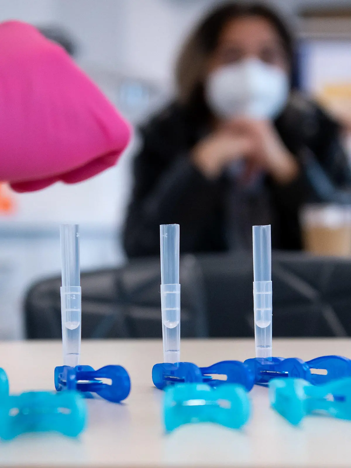 12.04.2021, Bayern, München: Eine Lehrerin an der städtischen Berufsschule für Zahnmedizinische Fachangestellte bereitet einen Corona-Schnelltests für ihre Klasse vor. Für die Teilnahme am Unterricht in den bayerischen Schulen in den Klassenräumen ist ab dem 12.04.2021 ein Corona-Test verpflichtend. Foto: Sven Hoppe/dpa +++ dpa-Bildfunk +++