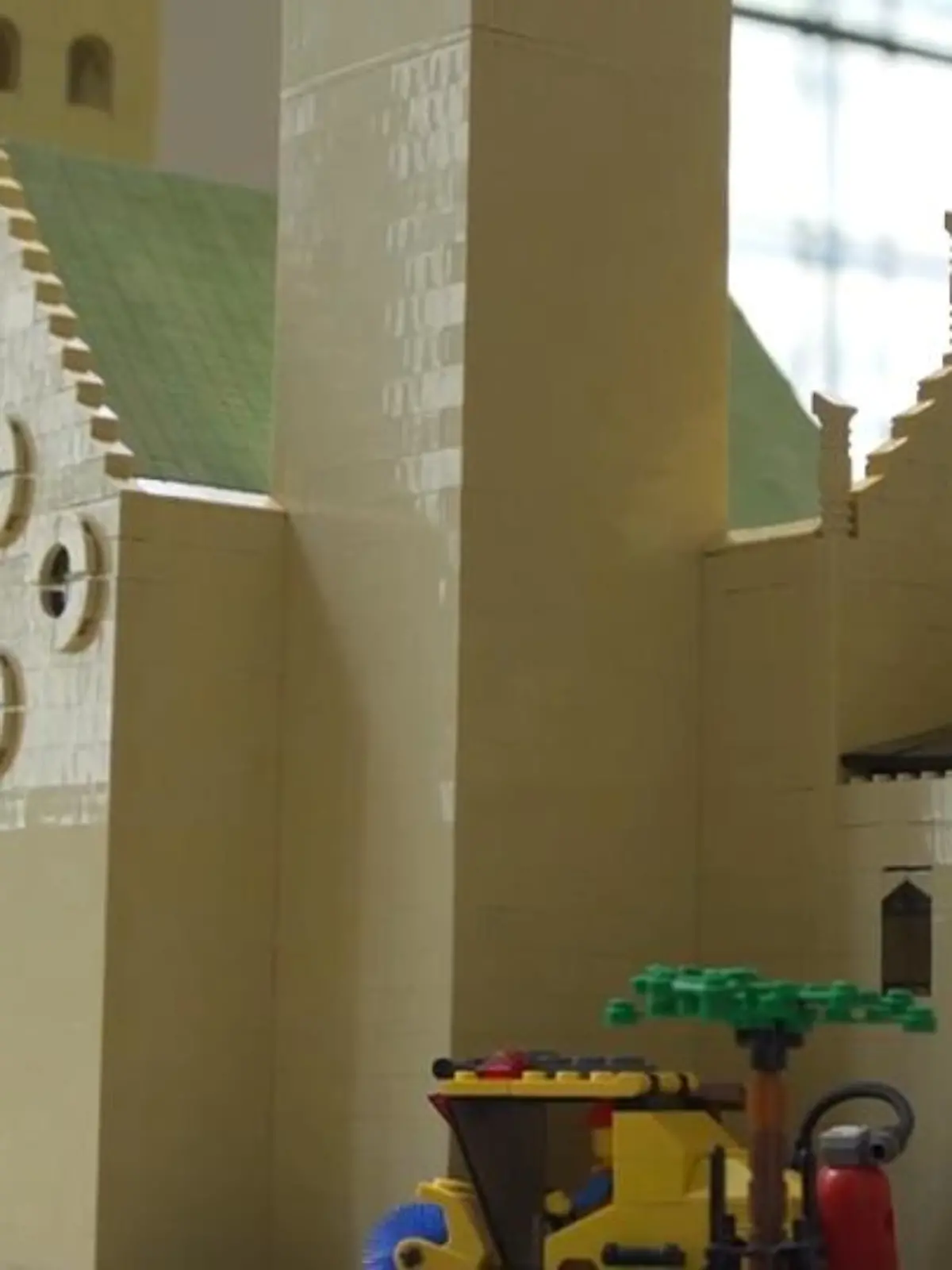 Bild zu: "Mini-Kathedrale aus Legosteinen"