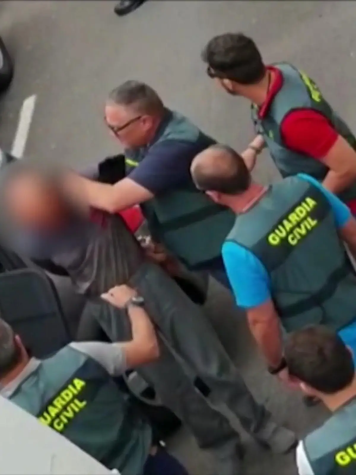 Die Mutter (39) aus Halle (Sachsen-Anhalt) und ihr zehnjähriger Sohn hatten kaum eine Chance an jenem 23. April 2019 auf Teneriffa. Der damals 44 Jahre alte Täter erschlug sie laut Anklage in einer einsamen Höhle im Süden der Ferieninsel – mit seinen Fäusten und schweren Steinen. Erst die Mutter, dann den Sohn, der seiner "sich verzweifelt wehrenden" Mutter zur Hilfe kommen wollte. Niemand konnte die Schreie hören. Nur der kleinere Bruder habe die Gefahr blitzschnell erkannt und fliehen können. Zum Auftakt des Doppelmord-Prozesses vor dem Geschworenengericht in Santa Cruz de Tenerife brach der angeklagte Ehemann und Vater der beiden Opfer sein jahrelanges Schweigen und lieferte eine schockierende Erklärung für die Tat.