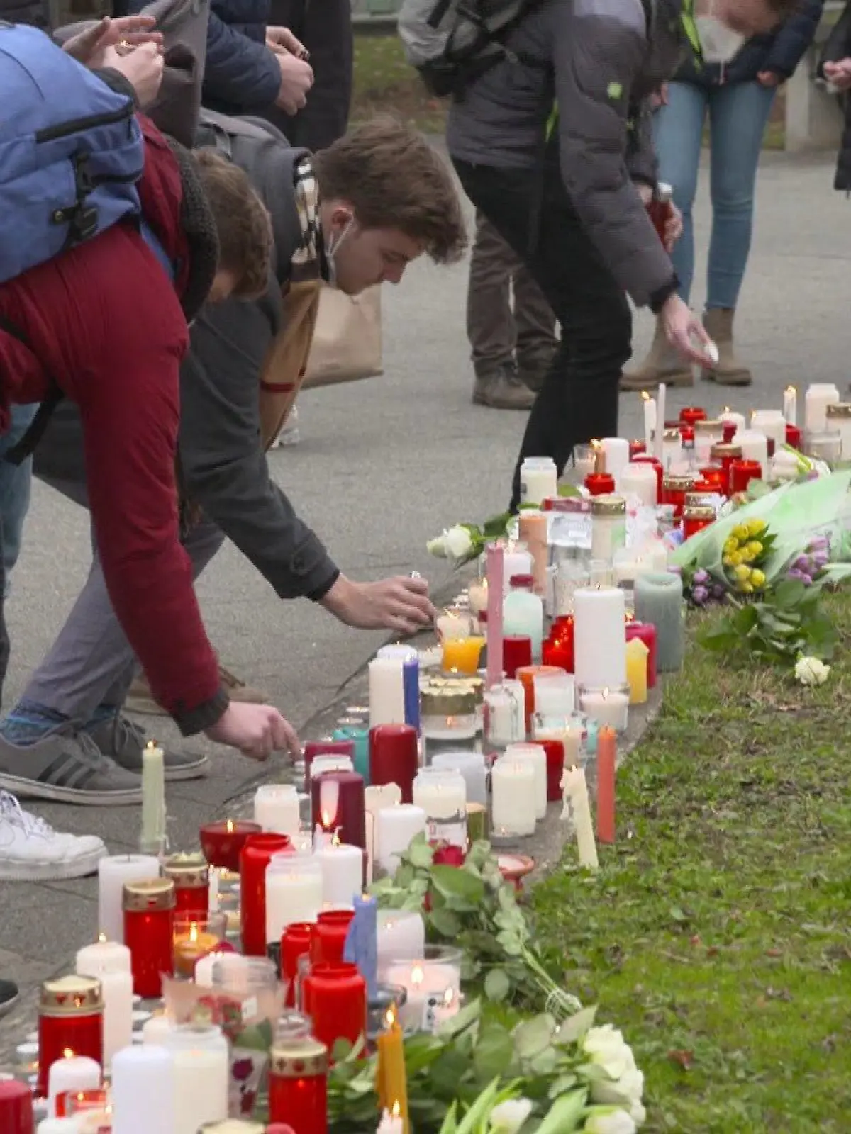 Mitstudenten legen Blumen vor die Universität in Heidelberg