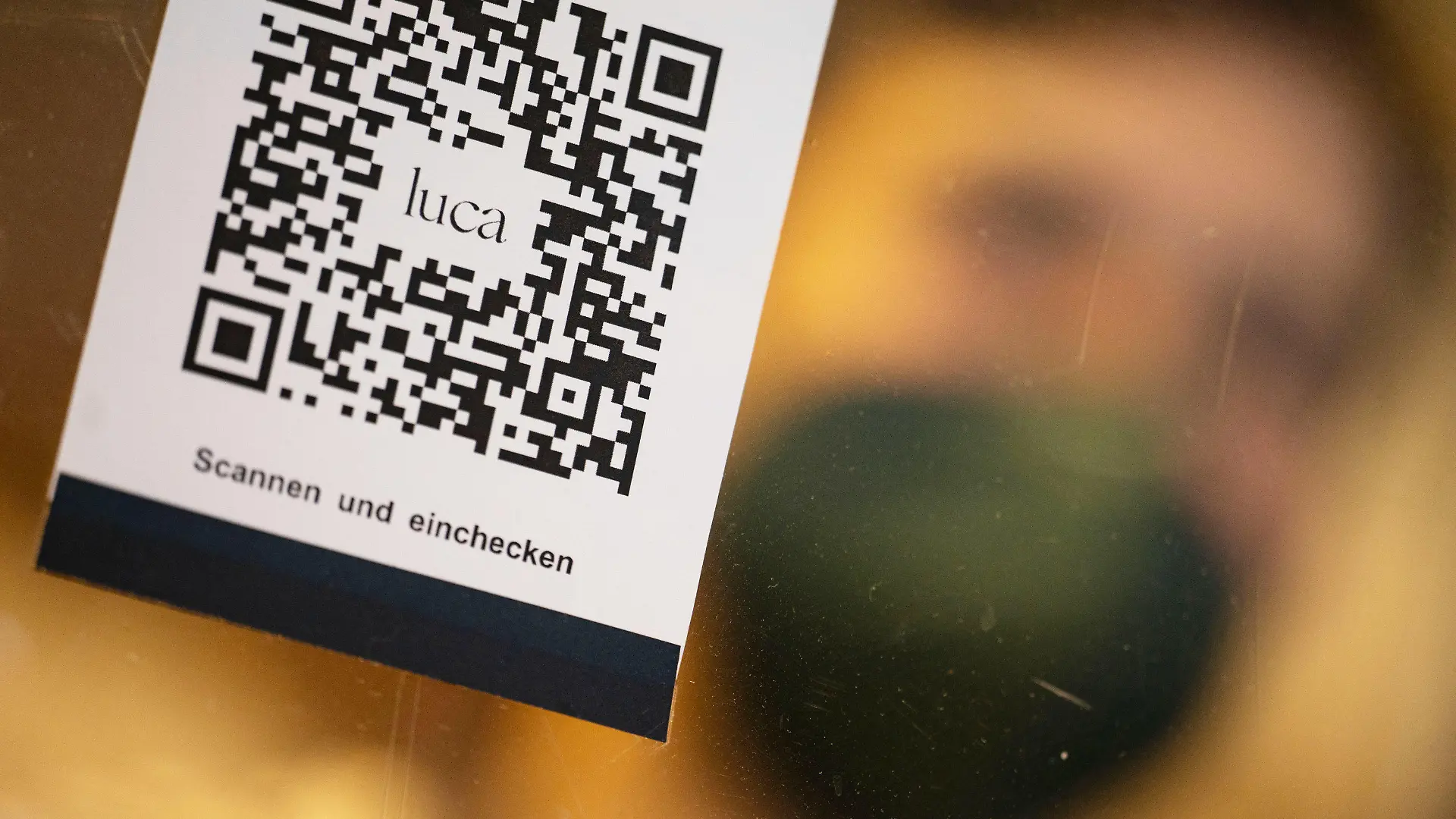 ARCHIV - 10.01.2022, Baden-Württemberg, Stuttgart: Ein Barcode, der mit der Luca-App zur Kontaktnachverfolgung gescannt werden kann, hängt in einem Einzelhandelsgeschäft an einer Schutzscheibe.     (zu dpa «Gastronomen und Hoteliers wollen keine Kontaktdaten mehr erfassen») Foto: Marijan Murat/dpa +++ dpa-Bildfunk +++