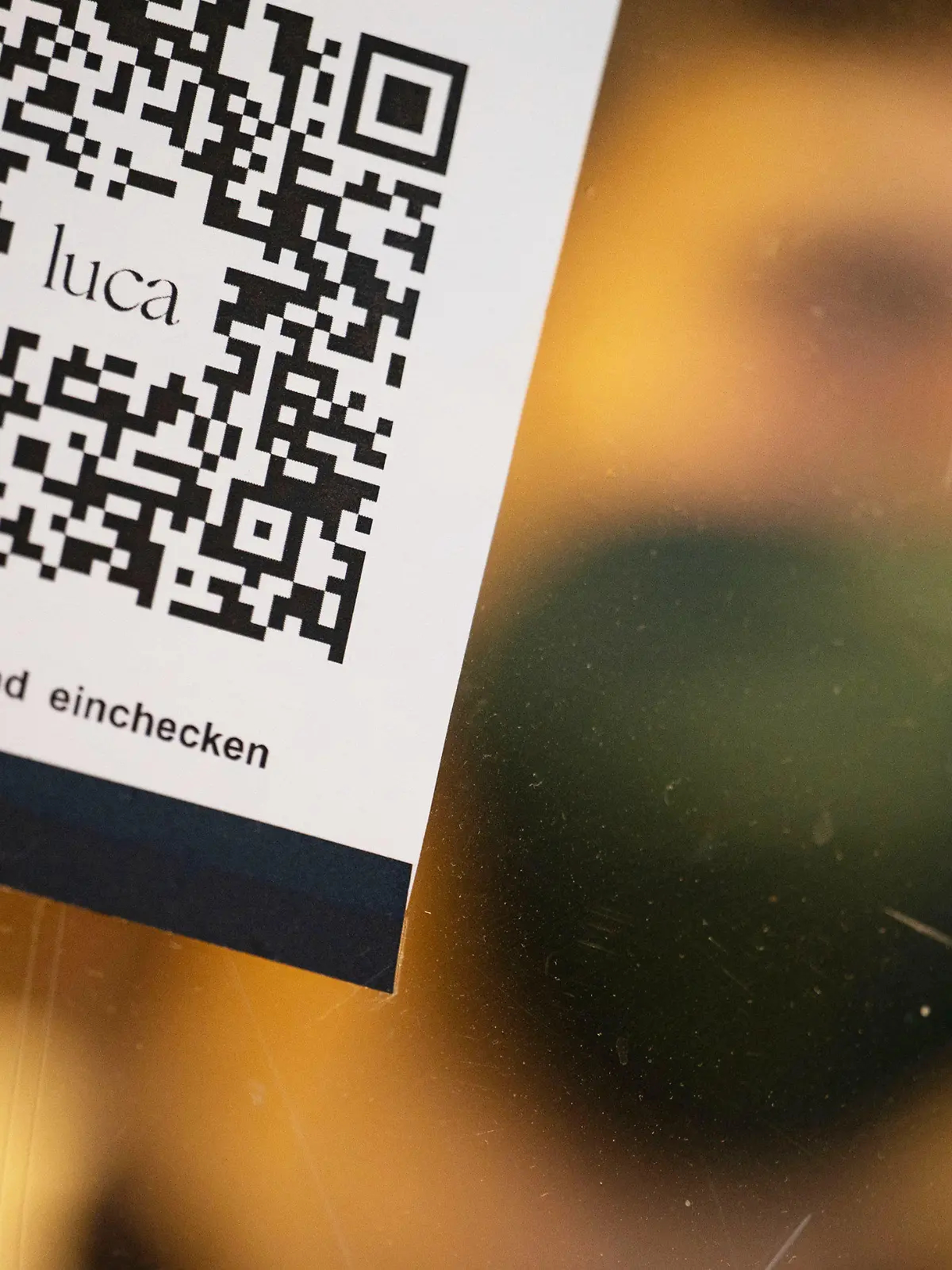 ARCHIV - 10.01.2022, Baden-Württemberg, Stuttgart: Ein Barcode, der mit der Luca-App zur Kontaktnachverfolgung gescannt werden kann, hängt in einem Einzelhandelsgeschäft an einer Schutzscheibe.     (zu dpa «Gastronomen und Hoteliers wollen keine Kontaktdaten mehr erfassen») Foto: Marijan Murat/dpa +++ dpa-Bildfunk +++