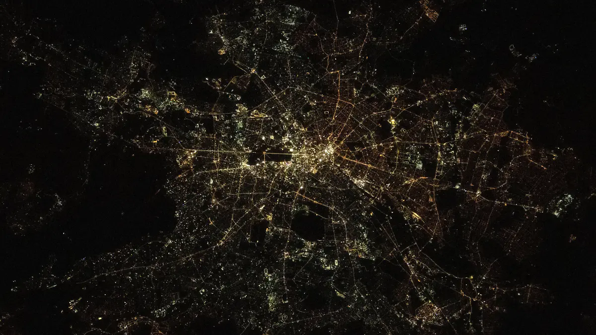 HANDOUT - 19.01.2022, ---: Bild von Berlin bei Nacht, aufgenommen von ESA-Astronaut Matthias Maurer an Bord der Internationalen Raumstation. Maurer postete mehrere Bilder von Berlin auf seinen Social Media Kanälen mit der Bildunterschrift: «Das sind zwei Fotopremieren für mich: mein erstes Bild von Deutschland und meine erste Nachtaufnahme! Die perfekte Gelegenheit, euch unsere schöne Hauptstadt Berlin zu zeigen». Foto: Matthias Maurer/ESA/NASA/dpa - ACHTUNG: Nur zur redaktionellen Verwendung und nur mit vollständiger Nennung des vorstehenden Credits +++ dpa-Bildfunk +++