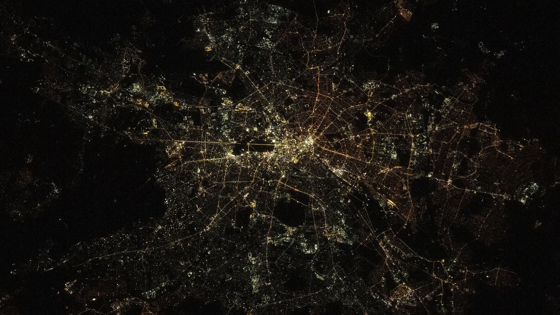 HANDOUT - 19.01.2022, ---: Bild von Berlin bei Nacht, aufgenommen von ESA-Astronaut Matthias Maurer an Bord der Internationalen Raumstation. Maurer postete mehrere Bilder von Berlin auf seinen Social Media Kanälen mit der Bildunterschrift: «Das sind zwei Fotopremieren für mich: mein erstes Bild von Deutschland und meine erste Nachtaufnahme! Die perfekte Gelegenheit, euch unsere schöne Hauptstadt Berlin zu zeigen». Foto: Matthias Maurer/ESA/NASA/dpa - ACHTUNG: Nur zur redaktionellen Verwendung und nur mit vollständiger Nennung des vorstehenden Credits +++ dpa-Bildfunk +++