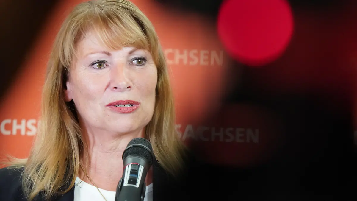 ARCHIV - 18.08.2019, Sachsen, Leipzig: Petra Köpping, Sächsische Staatsministerin für Gleichstellung und Integration, spricht auf einer Pressekonferenz in Leipzig. Vor einer Lesung in Brandis bei Leipzig hat Petra Köpping Morddrohungen erhalten. (zu dpa «Morddrohungen gegen sächsische Integrationsministerin Köpping») Foto: Peter Endig/zb/dpa +++ dpa-Bildfunk +++