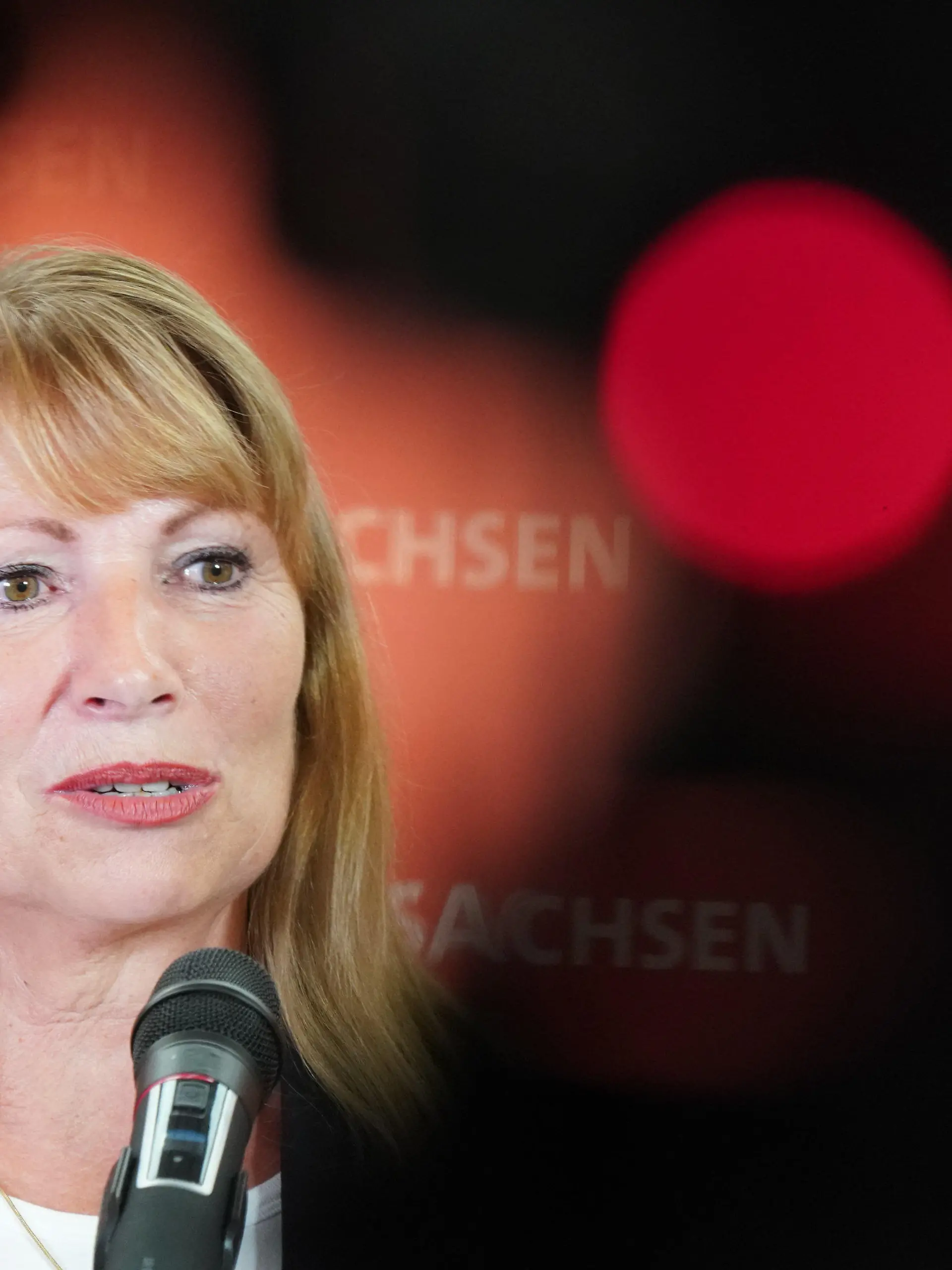 ARCHIV - 18.08.2019, Sachsen, Leipzig: Petra Köpping, Sächsische Staatsministerin für Gleichstellung und Integration, spricht auf einer Pressekonferenz in Leipzig. Vor einer Lesung in Brandis bei Leipzig hat Petra Köpping Morddrohungen erhalten. (zu dpa «Morddrohungen gegen sächsische Integrationsministerin Köpping») Foto: Peter Endig/zb/dpa +++ dpa-Bildfunk +++
