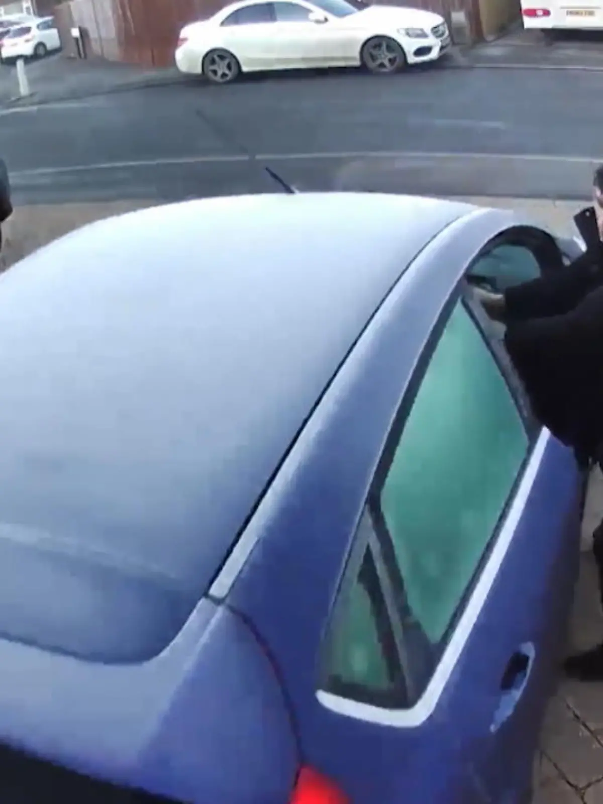 Dieses Video ist ein Parabeispiel für „Gut gedacht, schlecht gemacht“: Der Mann im Video denkt, er sei schlau, weil er vor der morgendlichen Fahrt zur Arbeit seine Heckscheibe präventiv enteist. Doch wenige Sekunden später steht er nicht als ein Genie, sondern als Unglückspilz dar.
