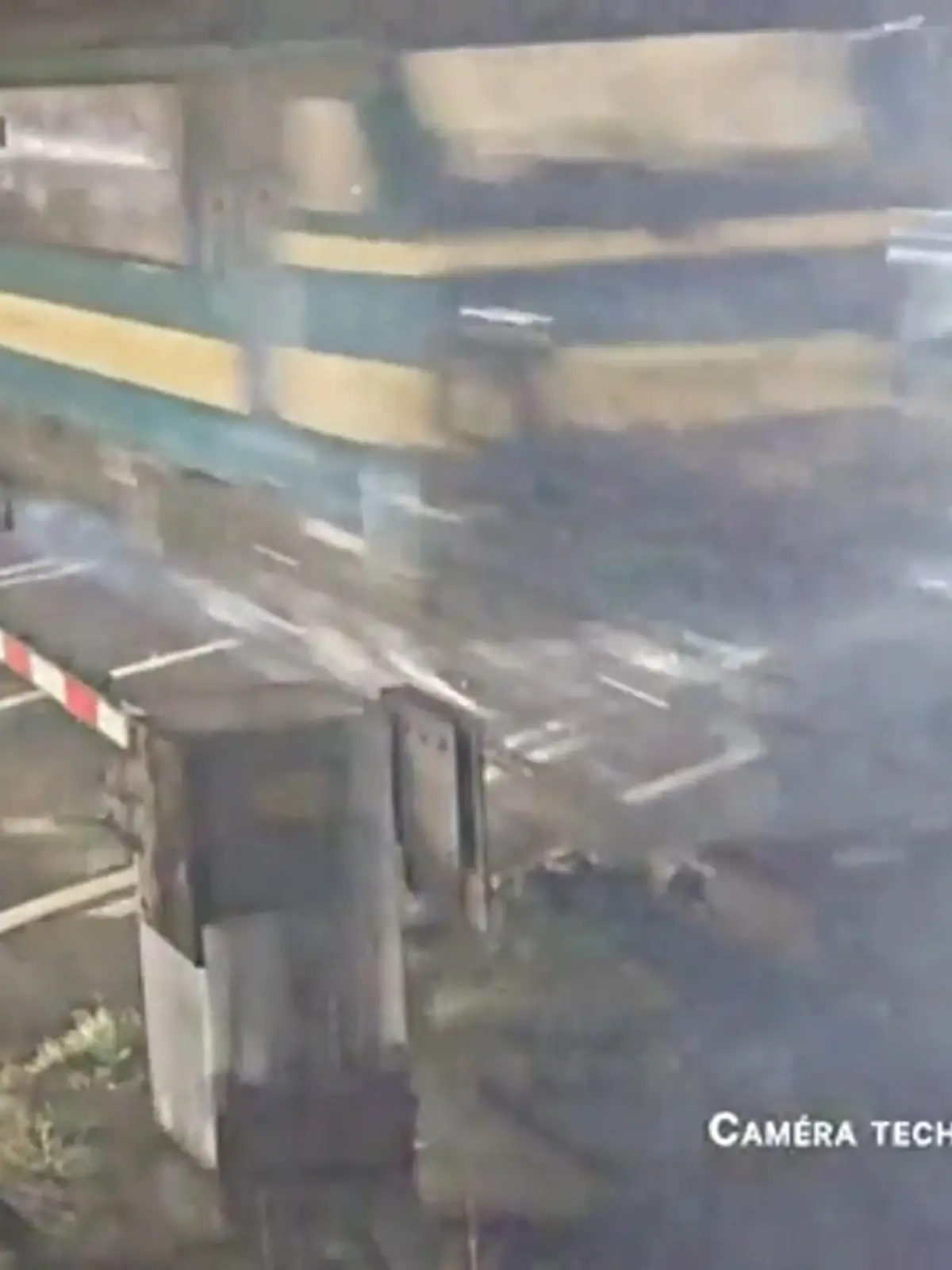 Zu diesem Unfall hätte es nicht kommen müssen, wenn sich alle richtig verhalten hätten. Das belgische Bahn-Unternehmen Infrabel hat dieses Video geteilt, mit dem wichtigen Hinweis, was man in so einer Situation machen sollte.