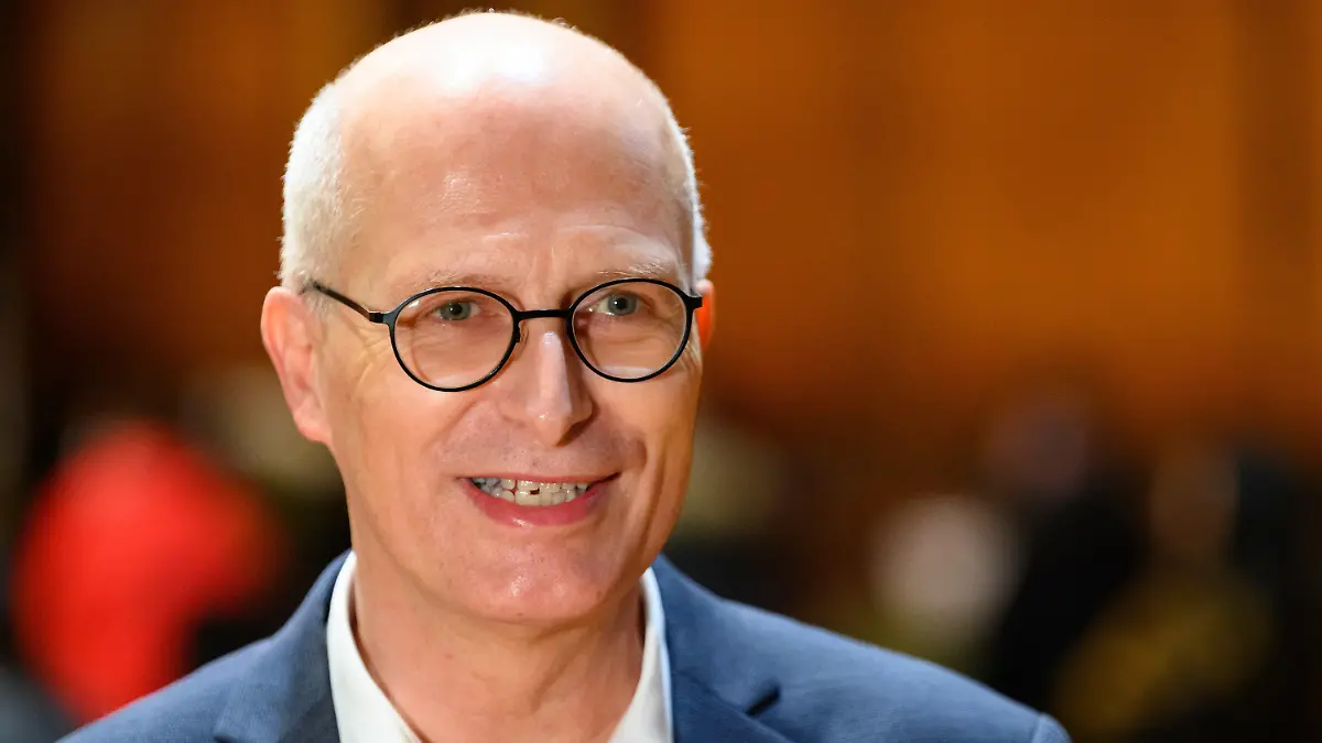 01.01.2022, Hamburg: Hamburgs Erster Bürgermeister Peter Tschentscher (SPD) lächelt, während er im Großen Festsaal des Rathauses ein Presse-Statement abgibt. Anstatt eines Neujahrsempfangs fand im Rathaus der Hansestadt Hamburg am Neujahrstag eine Sonderimpfaktion gegen das Coronavirus statt. Vor dem Gebäude bildeten sich lange Schlangen, zeitweise warteten hunderte Menschen auf ihre Impfung. Es wurden nur Booster-Impfungen ohne vorherige Terminbuchung vergeben. Foto: Jonas Walzberg/dpa +++ dpa-Bildfunk +++