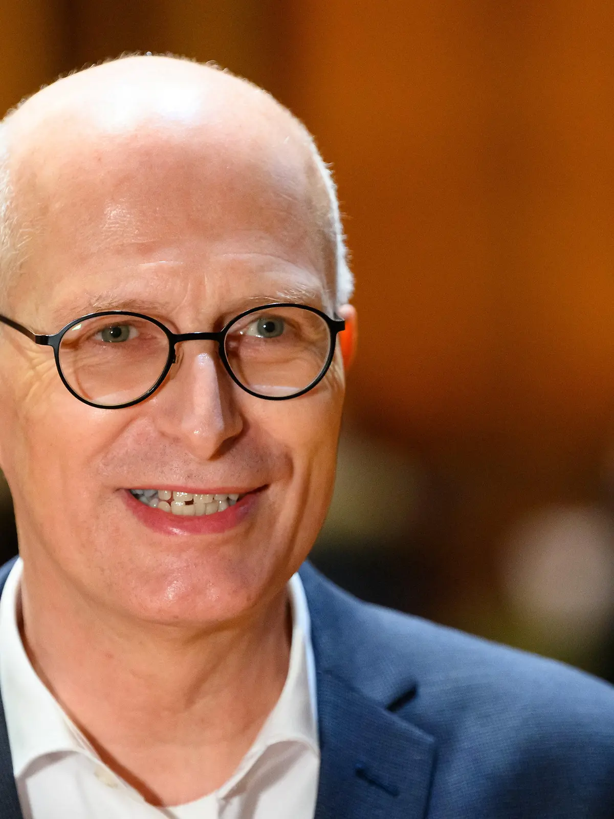 01.01.2022, Hamburg: Hamburgs Erster Bürgermeister Peter Tschentscher (SPD) lächelt, während er im Großen Festsaal des Rathauses ein Presse-Statement abgibt. Anstatt eines Neujahrsempfangs fand im Rathaus der Hansestadt Hamburg am Neujahrstag eine Sonderimpfaktion gegen das Coronavirus statt. Vor dem Gebäude bildeten sich lange Schlangen, zeitweise warteten hunderte Menschen auf ihre Impfung. Es wurden nur Booster-Impfungen ohne vorherige Terminbuchung vergeben. Foto: Jonas Walzberg/dpa +++ dpa-Bildfunk +++