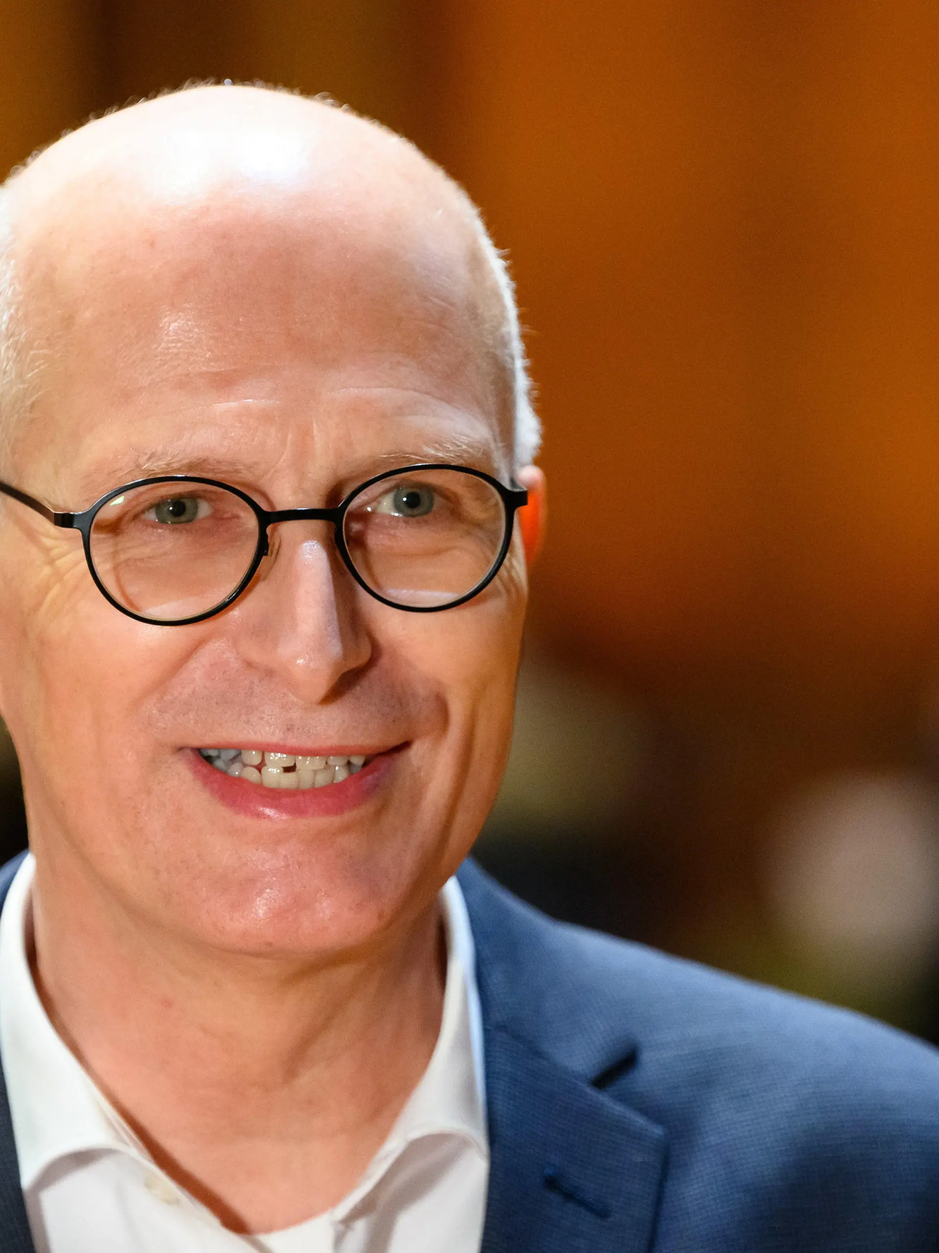 01.01.2022, Hamburg: Hamburgs Erster Bürgermeister Peter Tschentscher (SPD) lächelt, während er im Großen Festsaal des Rathauses ein Presse-Statement abgibt. Anstatt eines Neujahrsempfangs fand im Rathaus der Hansestadt Hamburg am Neujahrstag eine Sonderimpfaktion gegen das Coronavirus statt. Vor dem Gebäude bildeten sich lange Schlangen, zeitweise warteten hunderte Menschen auf ihre Impfung. Es wurden nur Booster-Impfungen ohne vorherige Terminbuchung vergeben. Foto: Jonas Walzberg/dpa +++ dpa-Bildfunk +++