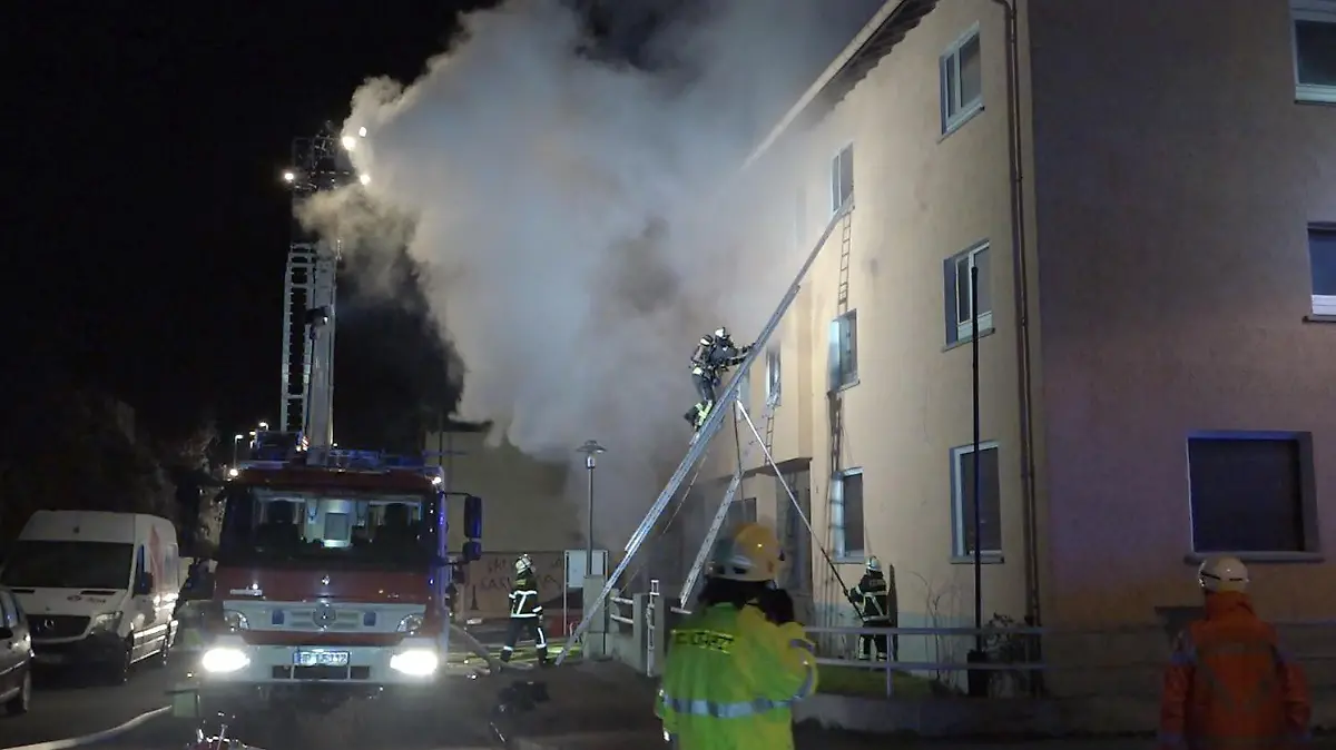 25.01.2022, Bürstadt: Die Feuerwehr löscht einen Brand eines Hauses in Bürstadt (Kreis Bergstraße, bei dem sechs Menschen verletzt wurden. Das Feuer war aus zunächst unbekannter Ursache in der Nacht in einem ehemaligen Hotel, das nun als Wohnhaus genutzt wird, ausgebrochen. Foto: -/Keutz TV News/dpa +++ dpa-Bildfunk +++