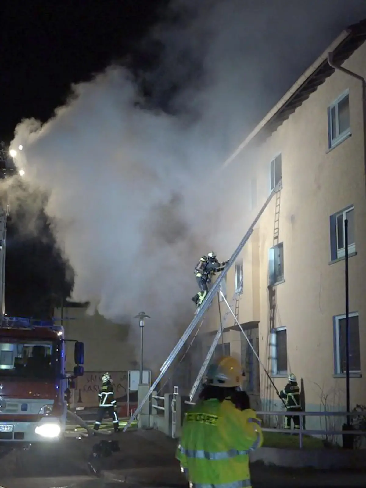 25.01.2022, Bürstadt: Die Feuerwehr löscht einen Brand eines Hauses in Bürstadt (Kreis Bergstraße, bei dem sechs Menschen verletzt wurden. Das Feuer war aus zunächst unbekannter Ursache in der Nacht in einem ehemaligen Hotel, das nun als Wohnhaus genutzt wird, ausgebrochen. Foto: -/Keutz TV News/dpa +++ dpa-Bildfunk +++