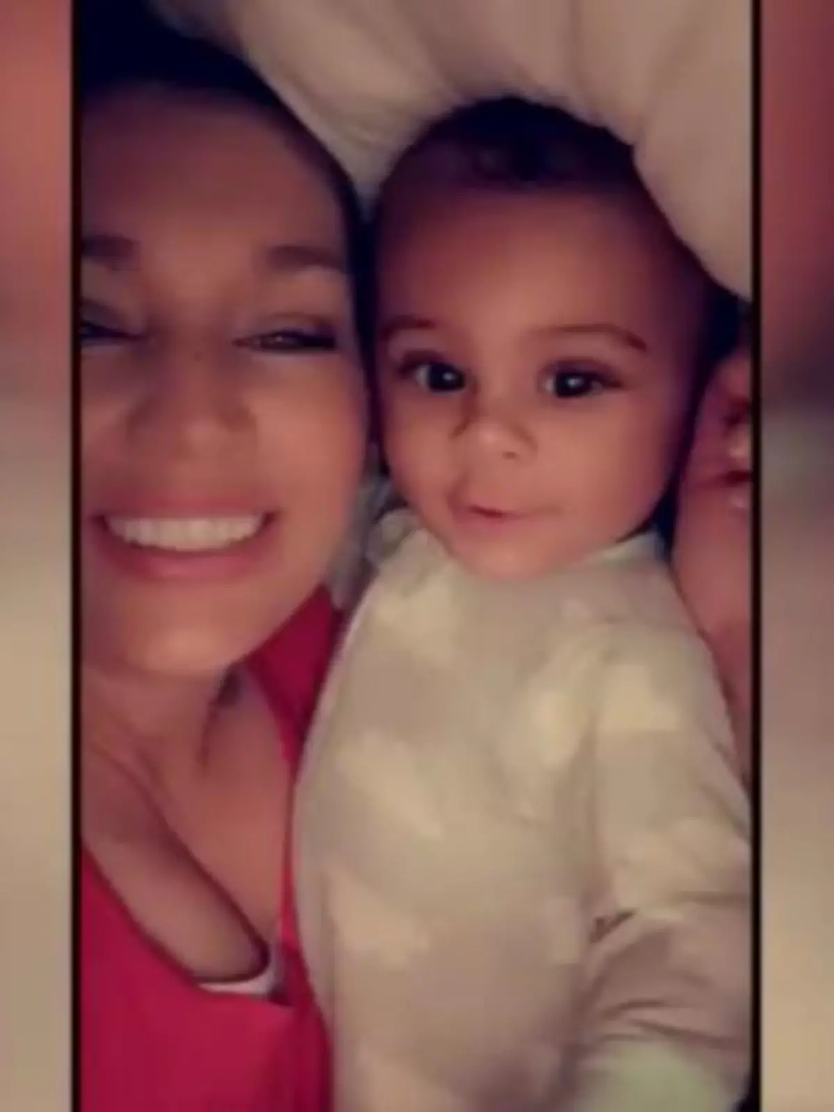Eine Mutter mit ihrem Baby macht ein Selfie von den beiden.