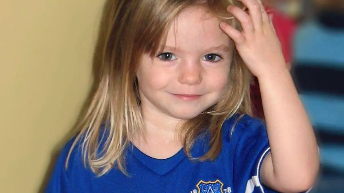 HANDOUT - 03.06.2020, ---: Die Britin Madeleine McCann lächelt auf einem undatierten Kinderfoto vor ihrem Verschwinden vor 13 Jahren. Im Fall des vor gut 13 Jahren in Portugal verschwundenen britischen Mädchens Madeleine «Maddie» McCann steht ein 43 Jahre alter Deutscher unter Mordverdacht. Die Staatsanwaltschaft Braunschweig ermittelt nach Angaben des Bundeskriminalamts gegen den Mann, der mehrfach wegen Sexualstraftaten auch an Kindern vorbestraft sei. Er verbüße derzeit in anderer Sache eine längere Haftstrafe, teilte das BKA am Mittwochabend in Wiesbaden mit. Foto: Uncredited/AP/dpa - ACHTUNG: Nur zur redaktionellen Verwendung im Zusammenhang mit der aktuellen Berichterstattung und nur mit vollständiger Nennung des vorstehenden Credits +++ dpa-Bildfunk +++
