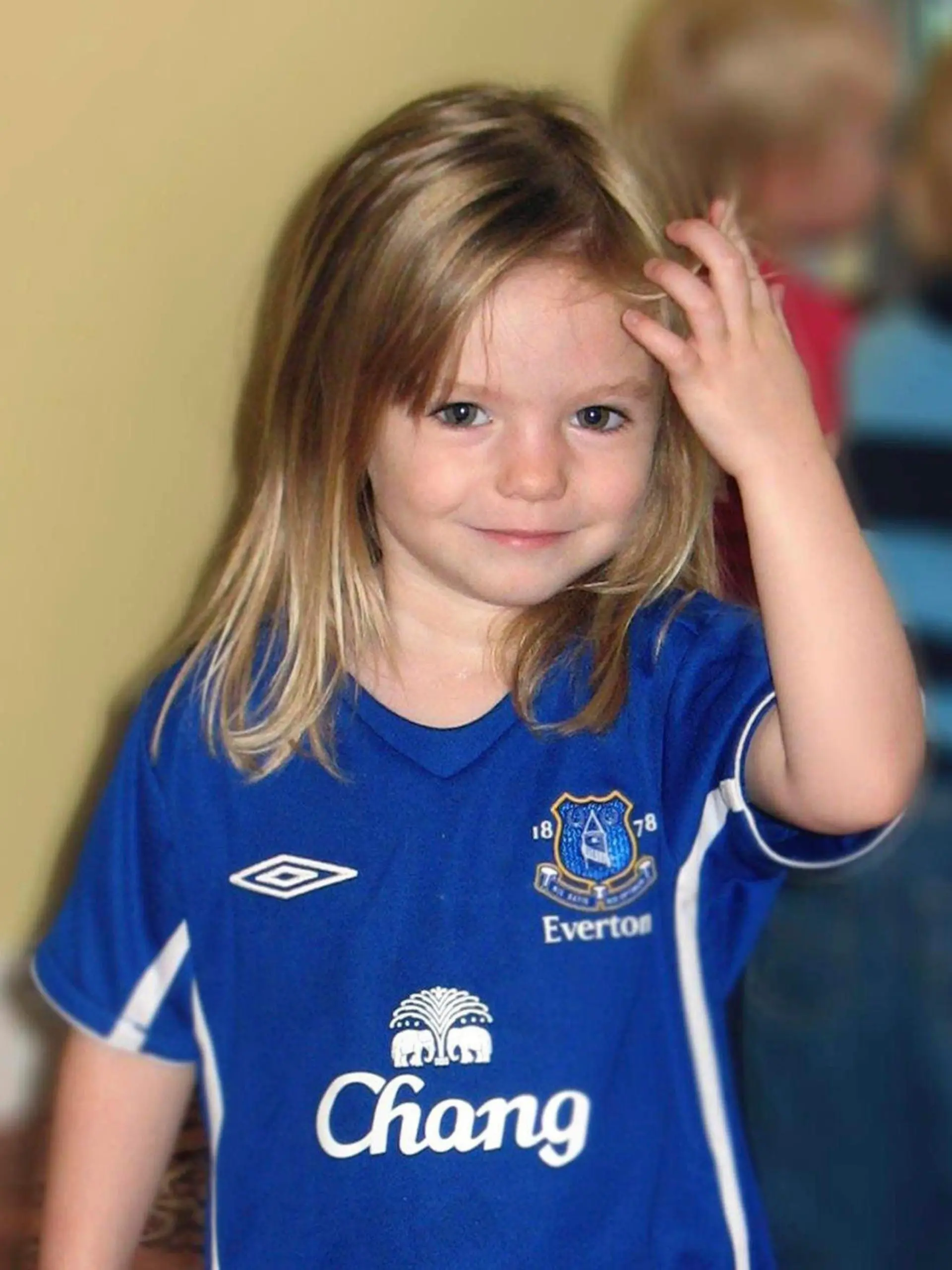 HANDOUT - 03.06.2020, ---: Die Britin Madeleine McCann lächelt auf einem undatierten Kinderfoto vor ihrem Verschwinden vor 13 Jahren. Im Fall des vor gut 13 Jahren in Portugal verschwundenen britischen Mädchens Madeleine «Maddie» McCann steht ein 43 Jahre alter Deutscher unter Mordverdacht. Die Staatsanwaltschaft Braunschweig ermittelt nach Angaben des Bundeskriminalamts gegen den Mann, der mehrfach wegen Sexualstraftaten auch an Kindern vorbestraft sei. Er verbüße derzeit in anderer Sache eine längere Haftstrafe, teilte das BKA am Mittwochabend in Wiesbaden mit. Foto: Uncredited/AP/dpa - ACHTUNG: Nur zur redaktionellen Verwendung im Zusammenhang mit der aktuellen Berichterstattung und nur mit vollständiger Nennung des vorstehenden Credits +++ dpa-Bildfunk +++