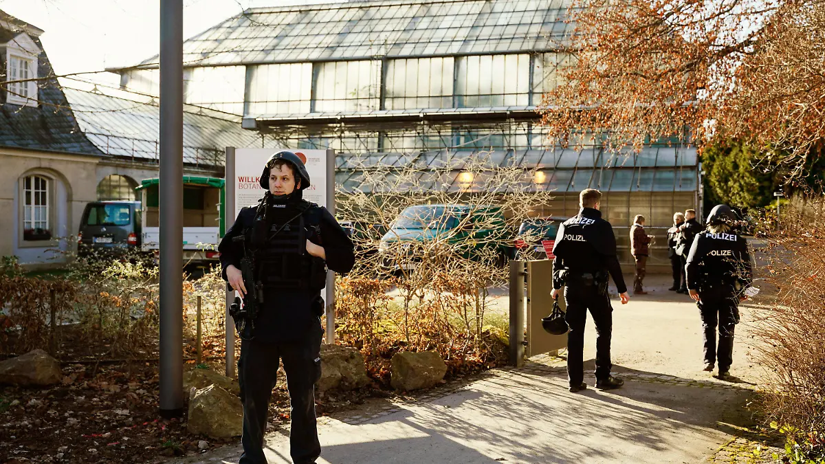 24.01.2022, Baden-Württemberg, Heidelberg: Polizeibeamte stehen am Gelände des Botanischen Gartens der Heidelberger Universität. Auf dem Campus der Heidelberger Universität hat es einen Amoklauf gegeben. Ein Einzeltäter habe am Montagmittag mit einer Langwaffe mehrere Menschen in einem Hörsaal verletzt, teilte die Polizei mit. Der Täter sei inzwischen tot. Foto: Uwe Anspach/dpa +++ dpa-Bildfunk +++
