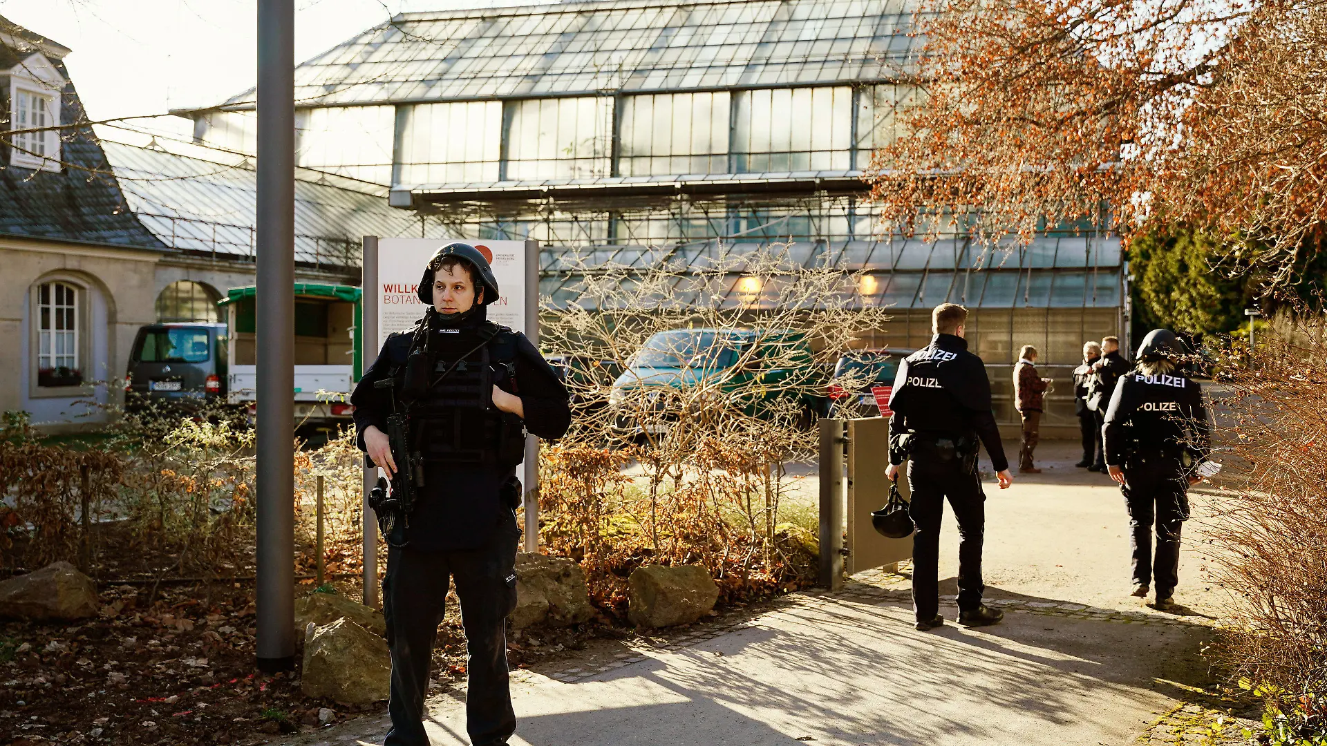 24.01.2022, Baden-Württemberg, Heidelberg: Polizeibeamte stehen am Gelände des Botanischen Gartens der Heidelberger Universität. Auf dem Campus der Heidelberger Universität hat es einen Amoklauf gegeben. Ein Einzeltäter habe am Montagmittag mit einer Langwaffe mehrere Menschen in einem Hörsaal verletzt, teilte die Polizei mit. Der Täter sei inzwischen tot. Foto: Uwe Anspach/dpa +++ dpa-Bildfunk +++
