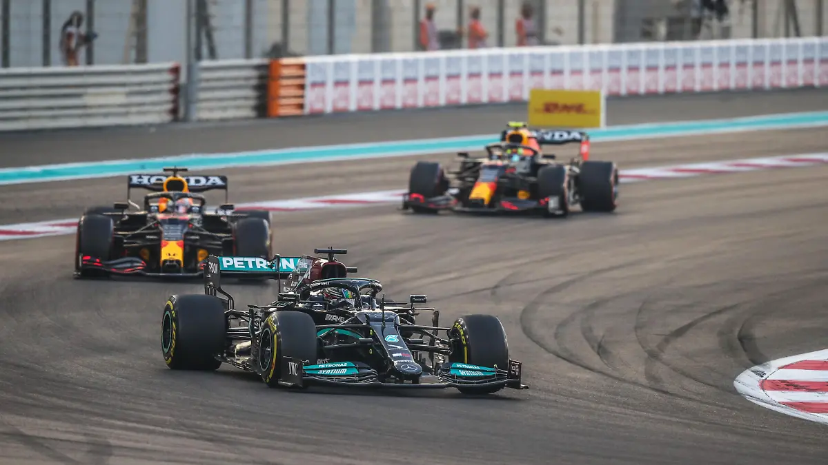 44 HAMILTON Lewis (gbr), Mercedes AMG F1 GP W12 E Performance, action and 33 VERSTAPPEN Max (nld), Red Bull Racing Honda RB16B during the Formula 1 Etihad Airways Abu Dhabi Grand Prix 2021, 22th round of the 2021 FIA Formula One World Championship from December 10 to 12, 2021 on the Yas Marina Circuit, in Yas Island, Abu Dhabi - Photo Florent Gooden / DPPI