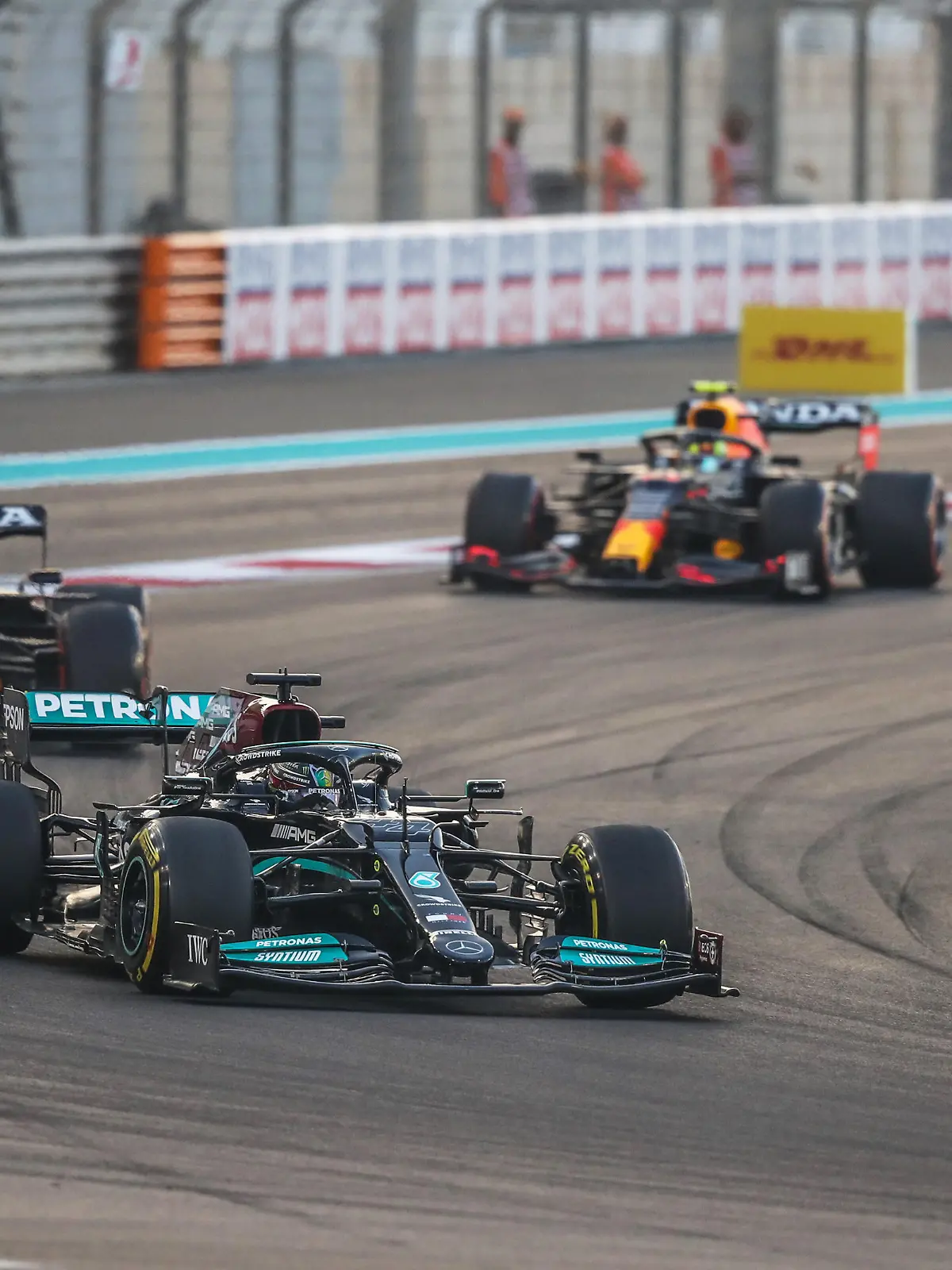 44 HAMILTON Lewis (gbr), Mercedes AMG F1 GP W12 E Performance, action and 33 VERSTAPPEN Max (nld), Red Bull Racing Honda RB16B during the Formula 1 Etihad Airways Abu Dhabi Grand Prix 2021, 22th round of the 2021 FIA Formula One World Championship from December 10 to 12, 2021 on the Yas Marina Circuit, in Yas Island, Abu Dhabi - Photo Florent Gooden / DPPI