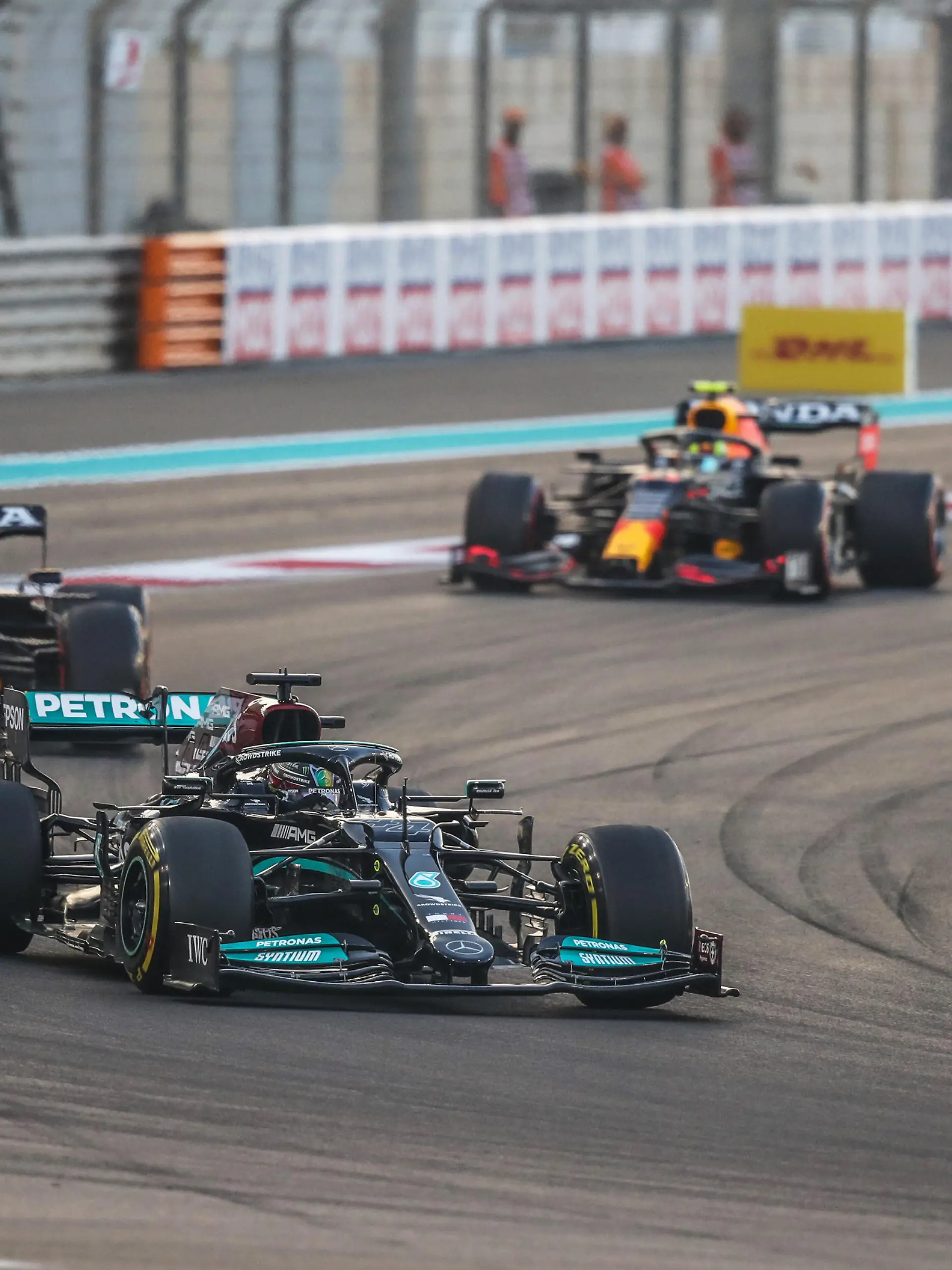 44 HAMILTON Lewis (gbr), Mercedes AMG F1 GP W12 E Performance, action and 33 VERSTAPPEN Max (nld), Red Bull Racing Honda RB16B during the Formula 1 Etihad Airways Abu Dhabi Grand Prix 2021, 22th round of the 2021 FIA Formula One World Championship from December 10 to 12, 2021 on the Yas Marina Circuit, in Yas Island, Abu Dhabi - Photo Florent Gooden / DPPI