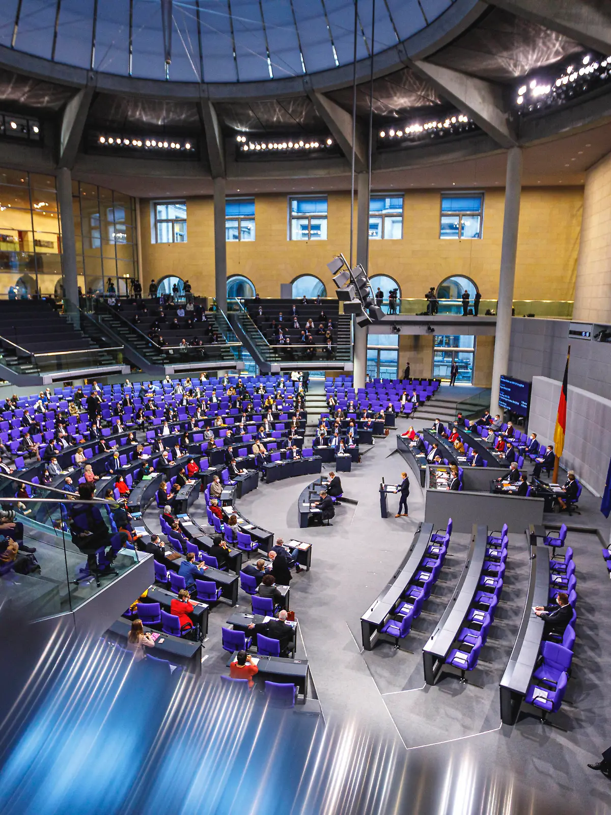  13. Sitzung des Bundestages / Debatte zur Corona Impfpflicht Deutschland, Berlin am 26.01.2022: Die Mitglieder des Deutschen Bundestages debattieren über eine Impfpflicht. Weitwinkel. *** 13 Session of the Bundestag debate on Corona compulsory vaccination Germany, Berlin on 26 01 2022 Members of the German Bundestag debate on compulsory vaccination wide angle