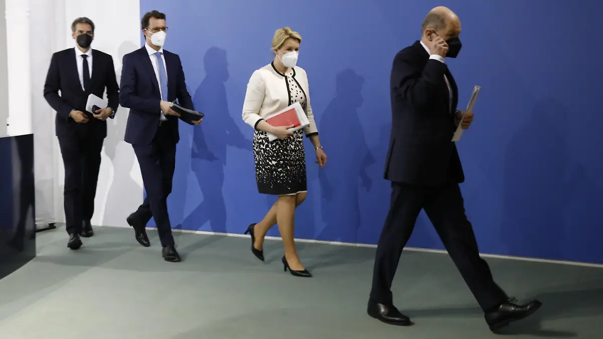 Steffen Hebestreit, Regierungssprecher der deutschen Bundesregierung und Chef des Presse- und Informationsamtes der Bundesregierung, Hendrik Wüst , Ministerpräsident von Nordrhein-Westfalen, Franziska Giffey, Regierende Bürgermeisterin von Berlin, Olaf Scholz, Bundeskanzler , Deutschland, Berlin, Pressekonferenz von BK Scholz, MP Wüst und der RBMin Giffey im Anschluss an die Beratung mit den Regierungschefinnen und Regierungschefs der Länder zur aktuellen Lage der Corona-Pandemie *** Steffen Hebestreit, Government Spokesman of the German Federal Government and Head of the Press and Information Office of the Federal Government, Hendrik Wüst , Minister President of North Rhine-Westphalia, Franziska Giffey, Governing Mayor of Berlin, Olaf S