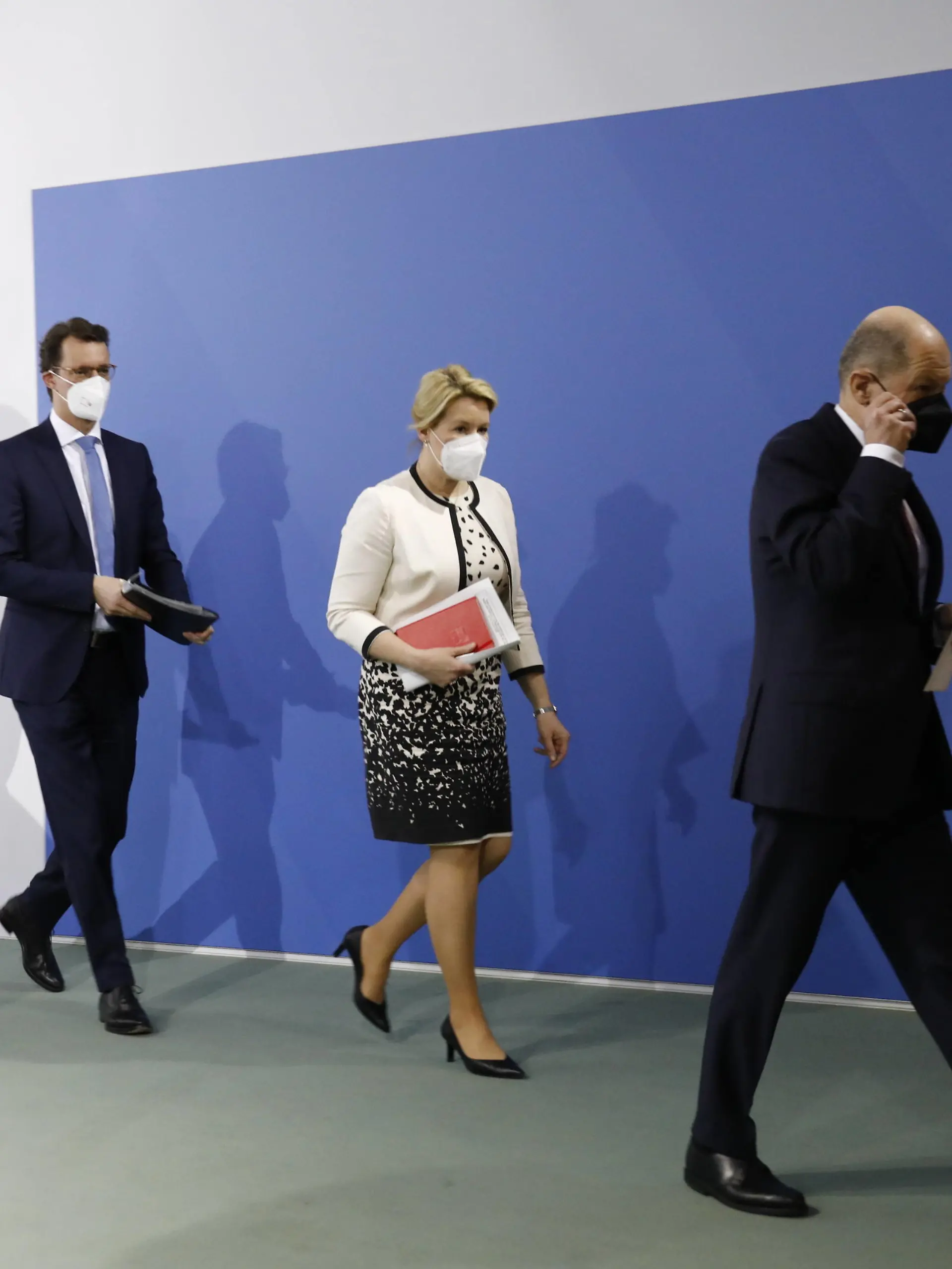 Steffen Hebestreit, Regierungssprecher der deutschen Bundesregierung und Chef des Presse- und Informationsamtes der Bundesregierung, Hendrik Wüst , Ministerpräsident von Nordrhein-Westfalen, Franziska Giffey, Regierende Bürgermeisterin von Berlin, Olaf Scholz, Bundeskanzler , Deutschland, Berlin, Pressekonferenz von BK Scholz, MP Wüst und der RBMin Giffey im Anschluss an die Beratung mit den Regierungschefinnen und Regierungschefs der Länder zur aktuellen Lage der Corona-Pandemie *** Steffen Hebestreit, Government Spokesman of the German Federal Government and Head of the Press and Information Office of the Federal Government, Hendrik Wüst , Minister President of North Rhine-Westphalia, Franziska Giffey, Governing Mayor of Berlin, Olaf S 
