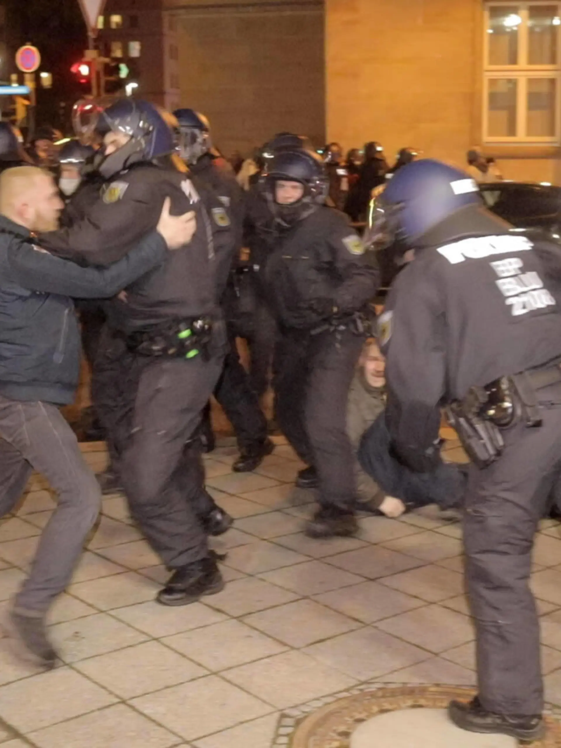 News Bilder des Tages ID 510 Ausschreitungen zum Montagsspaziergang in Magdeburg. Beamte müssen Teilnehmer regelrecht zurücktreten, Tausende ziehen durch Innenstadt. Magdeburg Sachsen-Anhalt Deutschland *** ID 510 Riots for Monday walk in Magdeburg Officials have to literally step back participants, thousands march through city center Magdeburg Saxony Anhalt Germany